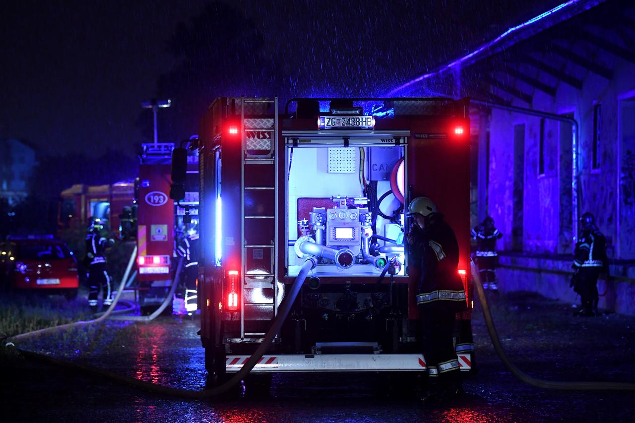 Vatrogasci na intervenciji požara na Zapadnom kolodvoru