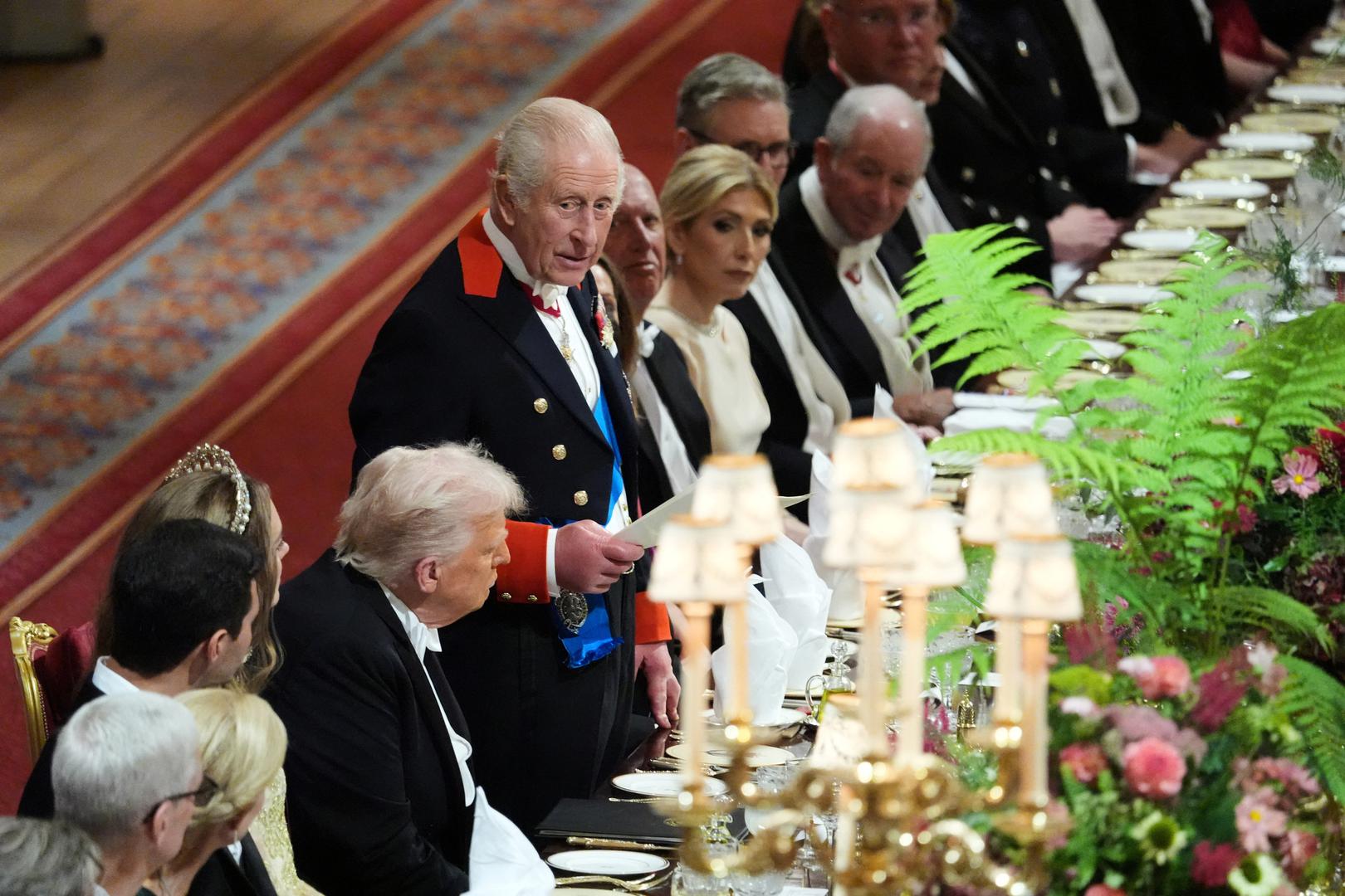 Kralj Charles III., u toplom, ali ozbiljnom govoru, nazdravio je "izvanrednoj vezi" između Ujedinjenog Kraljevstva i Sjedinjenih Američkih Država, ističući "neusporedivo partnerstvo" koje je generacijama činilo obje nacije sigurnijima i jačima. Monarh nije zaobišao aktualne globalne izazove, upozoravajući na "tiraniju koja ponovno prijeti Europi" te naglasivši zajedničku podršku Ukrajini u borbi protiv agresije. S dozom humora, kralj je podsjetio na povijesne trenutke, uključujući Rat za neovisnost, ali i pokušaj medija iz 1970-ih da ga povežu s kćeri predsjednika Nixona, Tricijom, što je izazvalo smijeh među uzvanicima.