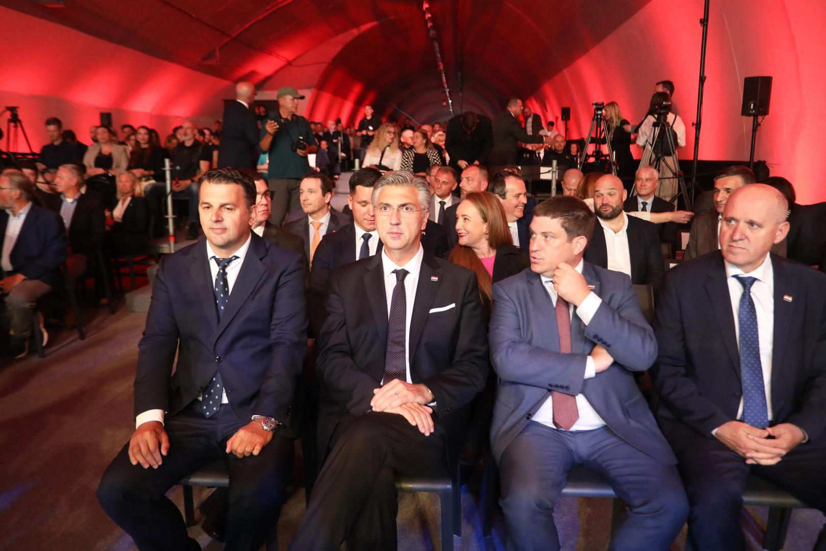 "Polako se slažu kockice u našim mandatima vezano uz gradnju cestovne infrastrukture", rekao je i nabrojio dovršene projekte, one u gradnji ili pripremi poput Pelješkog mosta, novih cesta do Dubrovnika, koridora 5c, povezivanja Kaštela, Splita i Omiša, čime se uklanjaju prometne gužve oko Splita, autoceste do Žute Lokve i druge.