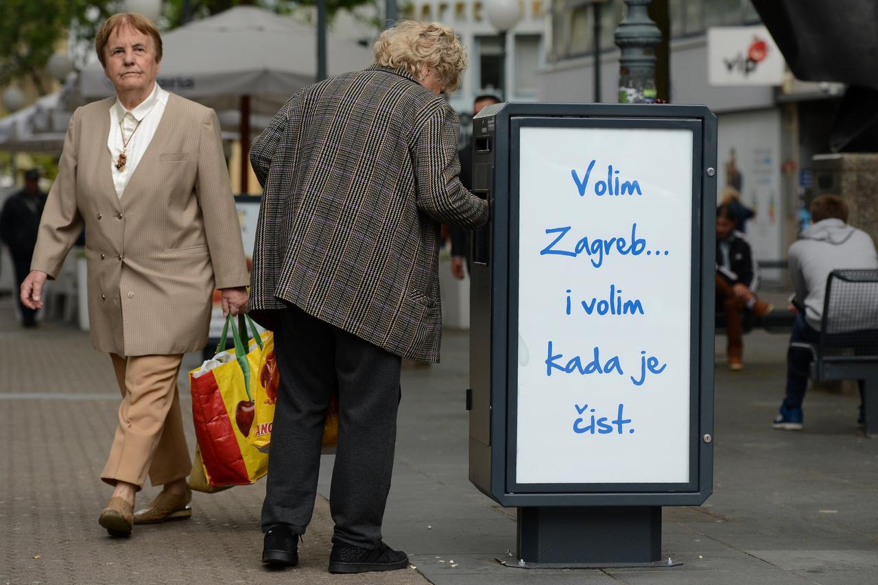 13.05.2016., Zagreb - Novi kosevi za smece postavljeni u centru grada koji na sebi sadrze prostor za reklamu imaju vrata na magnet kako bi skupljaci boca lakse mogli pronaci nekome smece, a sebi novac za kruh.  Photo: Marko Lukunic/PIXSELL