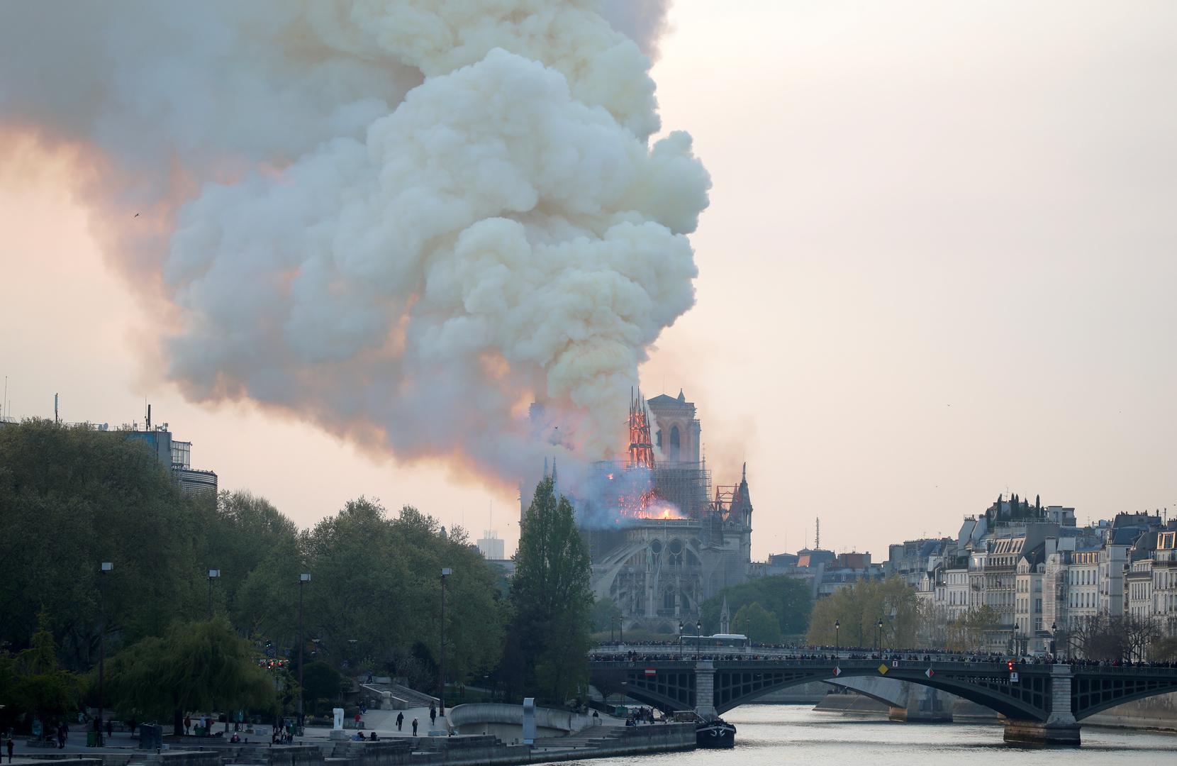 Oko 13 milijuna turista posjećuje Notre Dame svake godine.
