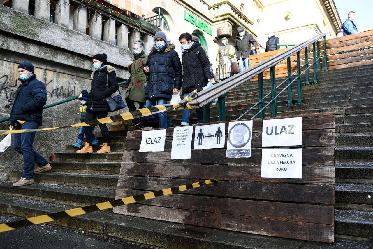 Zagreb: Djelatnici civilne zaštite provode kontrolu kupaca na tržnici Dolac