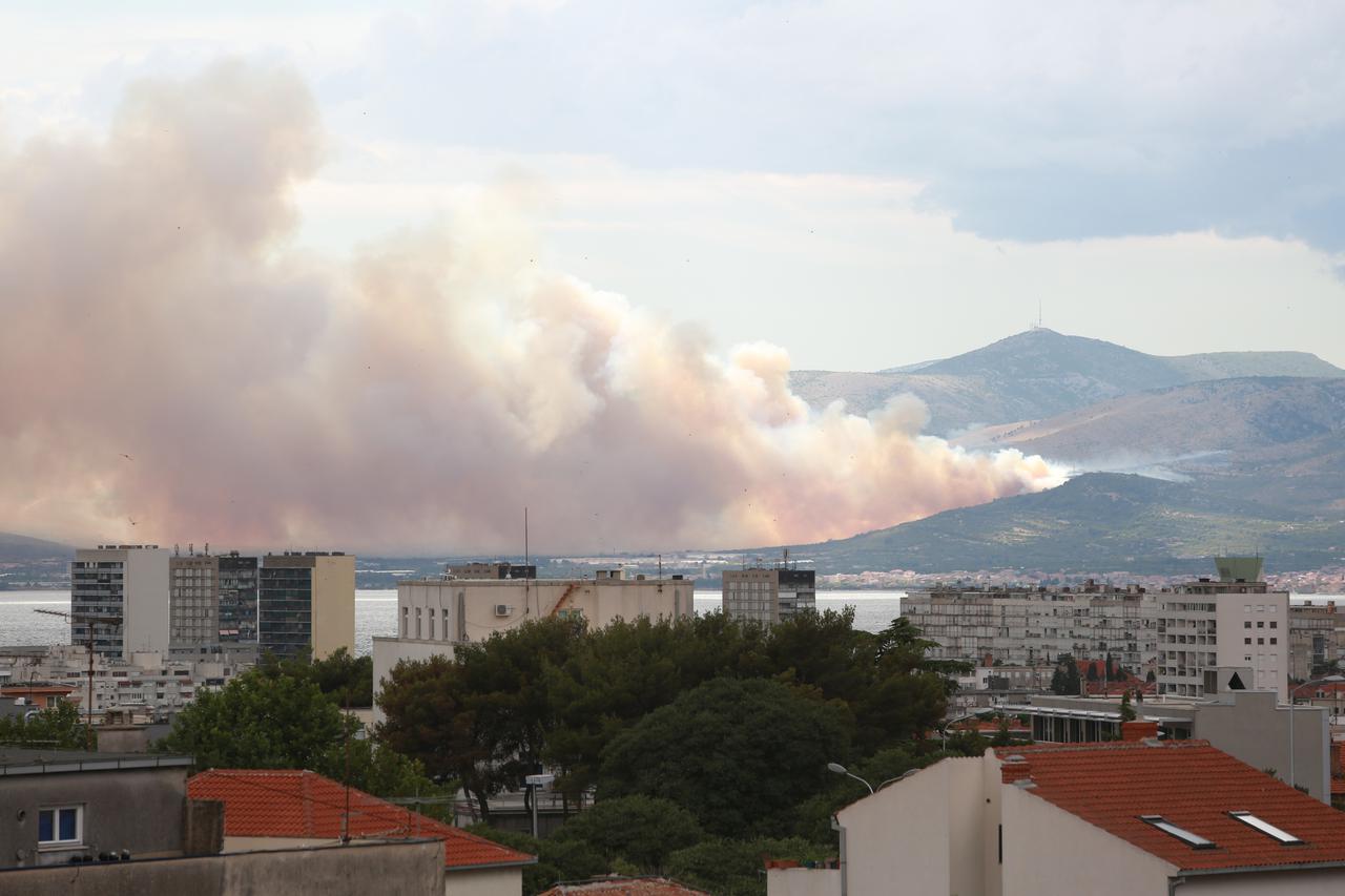 Na području Planog kraj Trogira izbio jak požar koji se približio kućama
