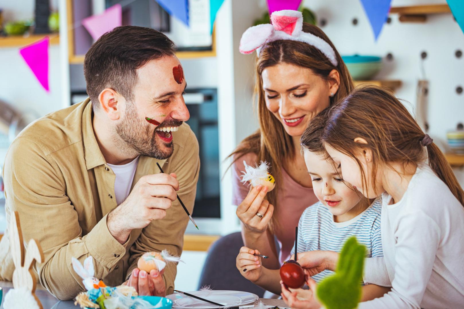 Ručni rad i umjetničke aktivnosti: Budite kreativni zajedno. Crtanje, slikanje ili izrada rukotvorina, poput nakita od perlica ili ukrasa za božićno drvce, potiče dječju maštu i kreativnost. Ovo je prilika da s djecom podijelite vlastite hobije i vještine.