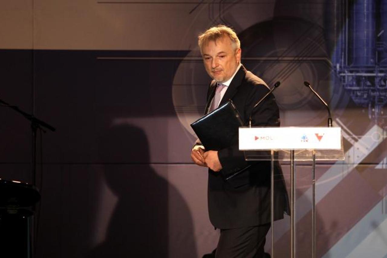 '15.10.2013. Tiszaujvaros, Madjarska - Madjarski premijer Viktor Orban i predsjednik Uprave MOL-a Zsoltan Hernadi, za kojim je raspisana Interpolova tjeralica, otvorili su novi pogon butadiena u tvorn