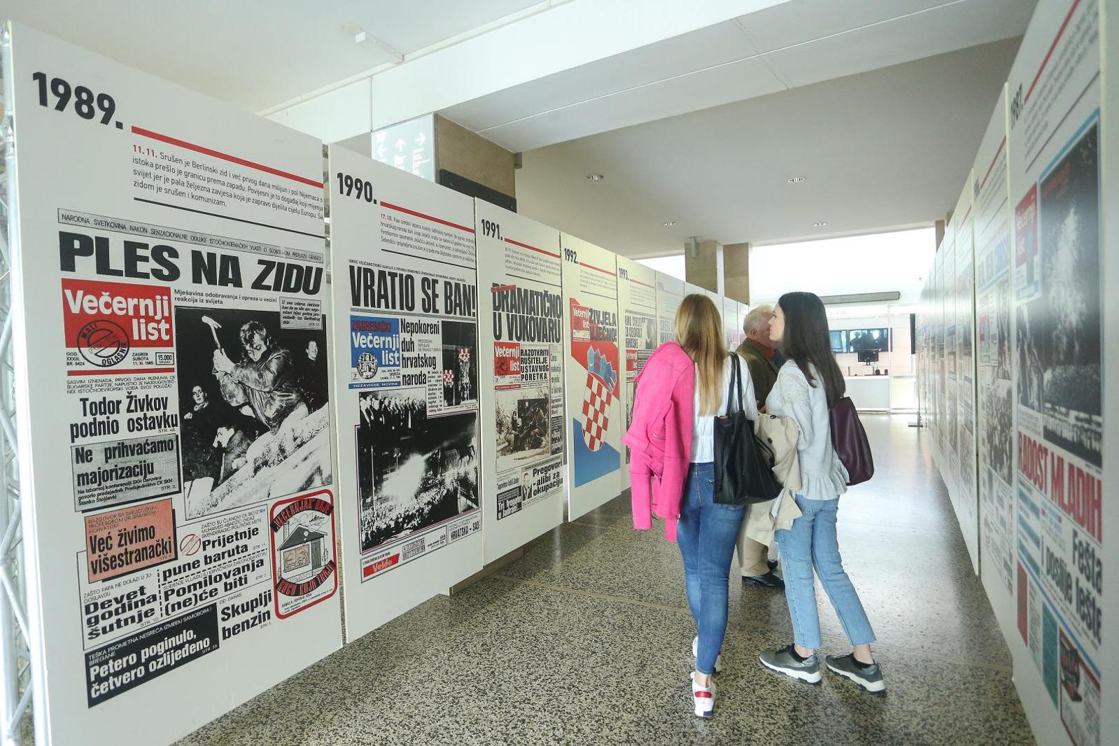 Mladi su zastajali ispred naslovnica otisnutih prije njihova rođenja