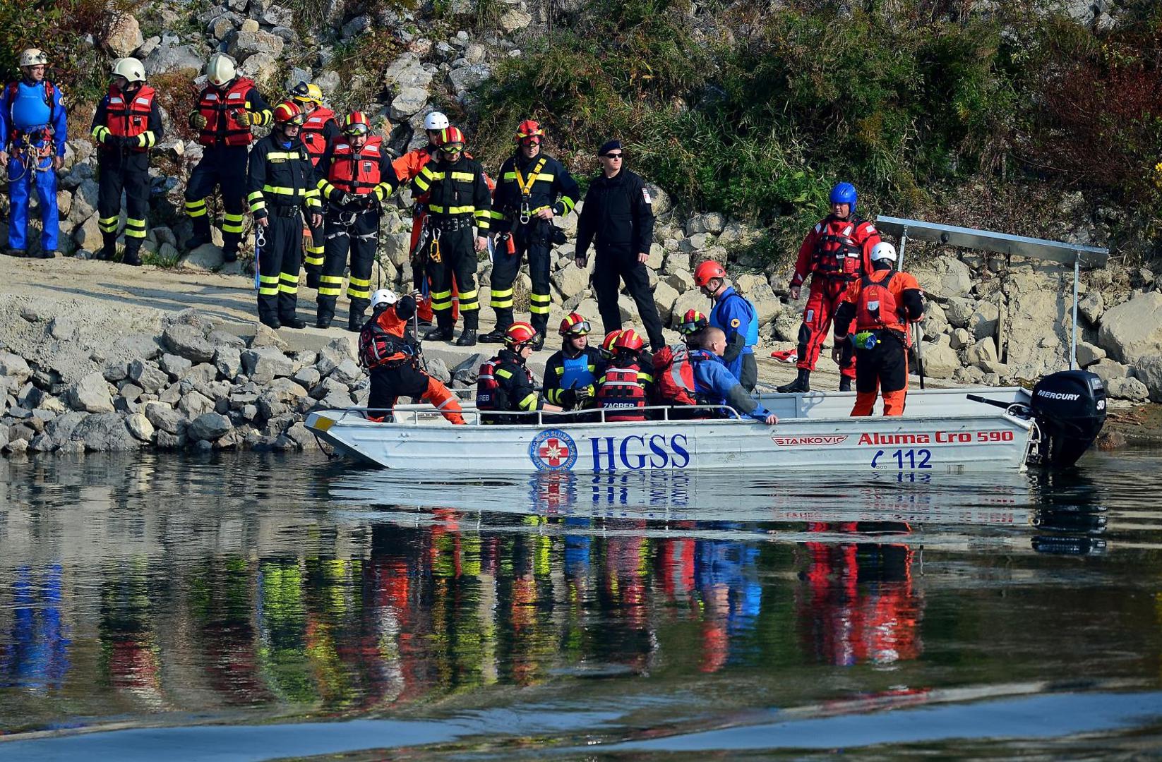 Prikazano je spašavanje i prebacivanje tima zaštite preko rijeke Save, pretraživanje ruševina bolnice Blate i spašavanje unesrećenih različitim tehnikama.