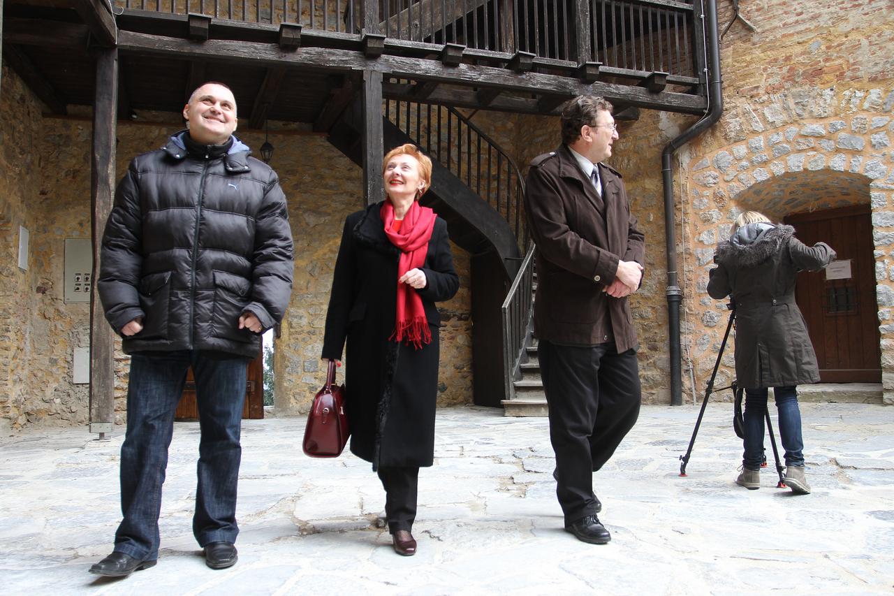 11.03.2015., Karlovac - Nakon visemjesecnog uredjivanja zavrseni radovi na starom gradu Dubovcu. Stari grad obisao je gradonacelnik Karlovca Damir Jelic sa suradnicima. Uredjene su unutarnje prostorije, napravljen je novi sanitarni cvor. Radove je financi