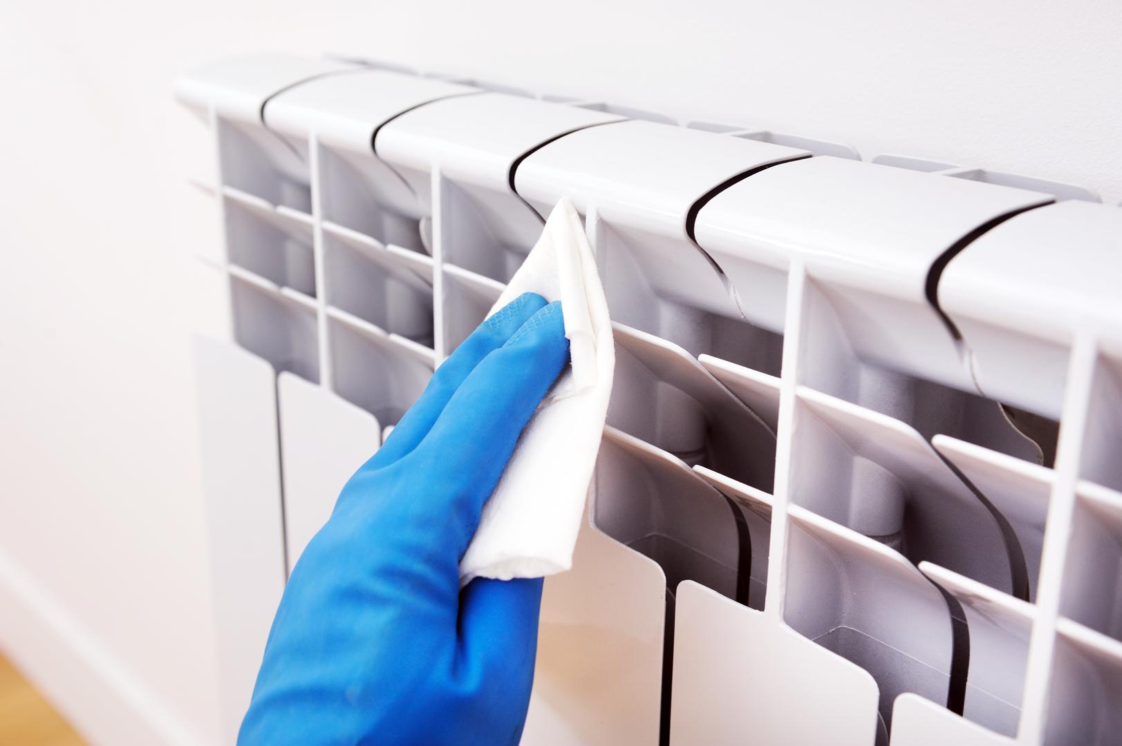 Ako pak imate problem s tamnim mrljama koje se nalaze iznad radijatora, one se mogu očistiti suhom krpom na kojoj je soda bikarbona. 