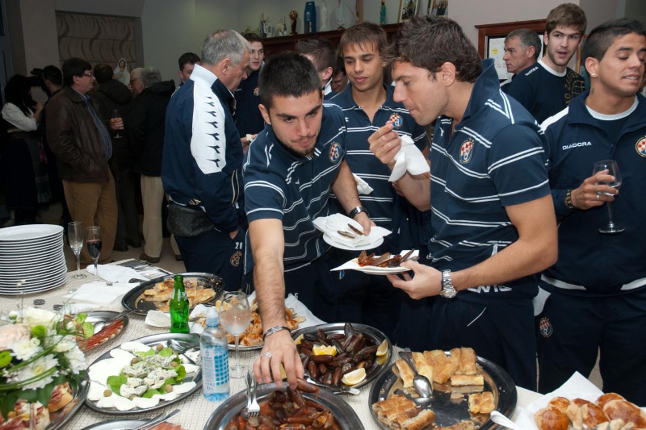 \'sport...medjugorje ...14.01.2011...nk dinamo na zimskim pripremama u medjugorju...cufre i morales nisu odolili prstacima foto: zoran grizelj vecernji list\'
