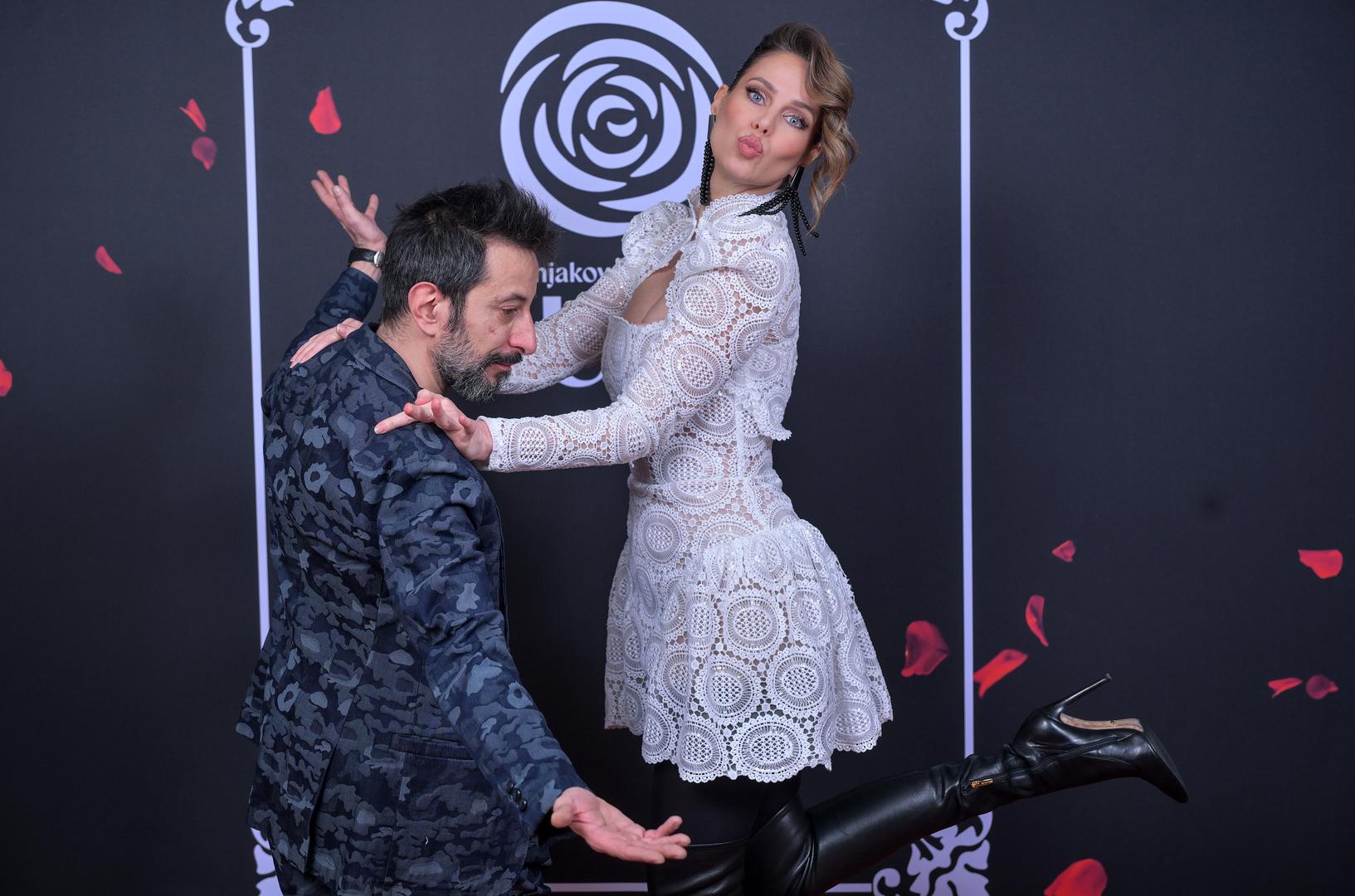 Kosu je podigla u jednostavnu punđu, uz dva nježno spuštena pramena koji uokviruju lice, potvrdivši kako su minimalizam i elegancija uvijek dobitna kombinacija. (Asim Ugljen i Mia Kovačić)