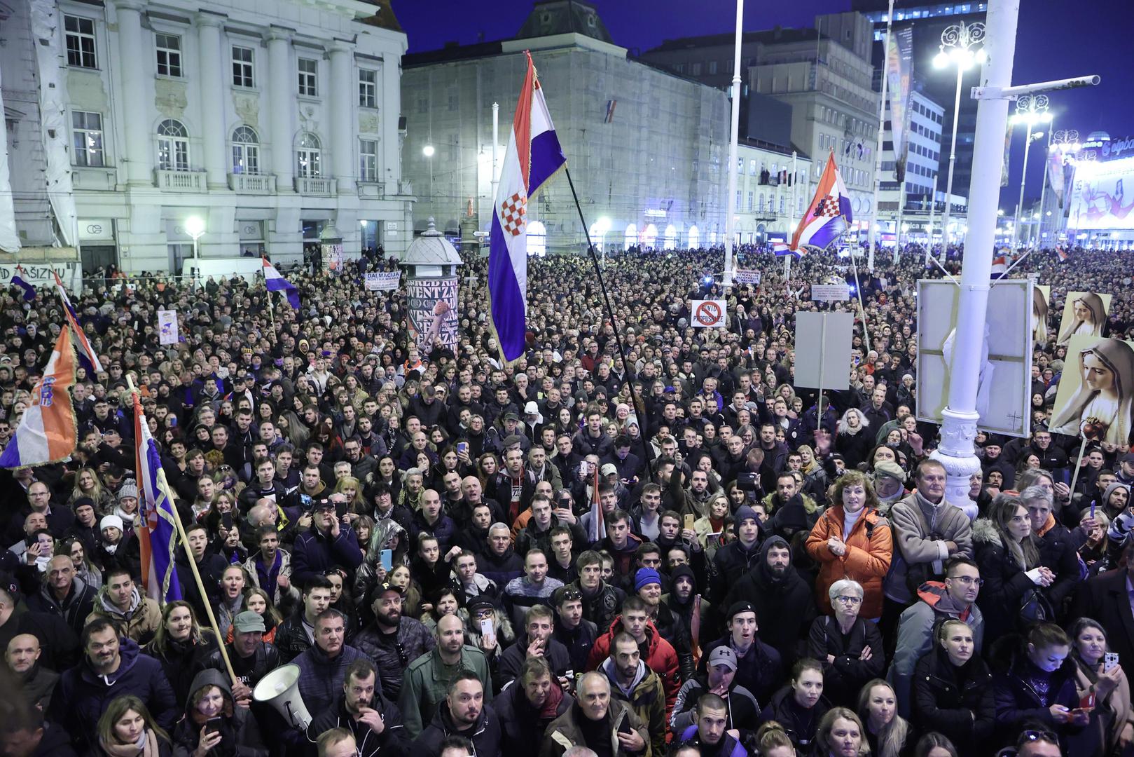 U subotu popodne na glavnom zagrebačkom trgu održan je veliki prosvjed protiv covid mjera i epidemioloških potvrda.