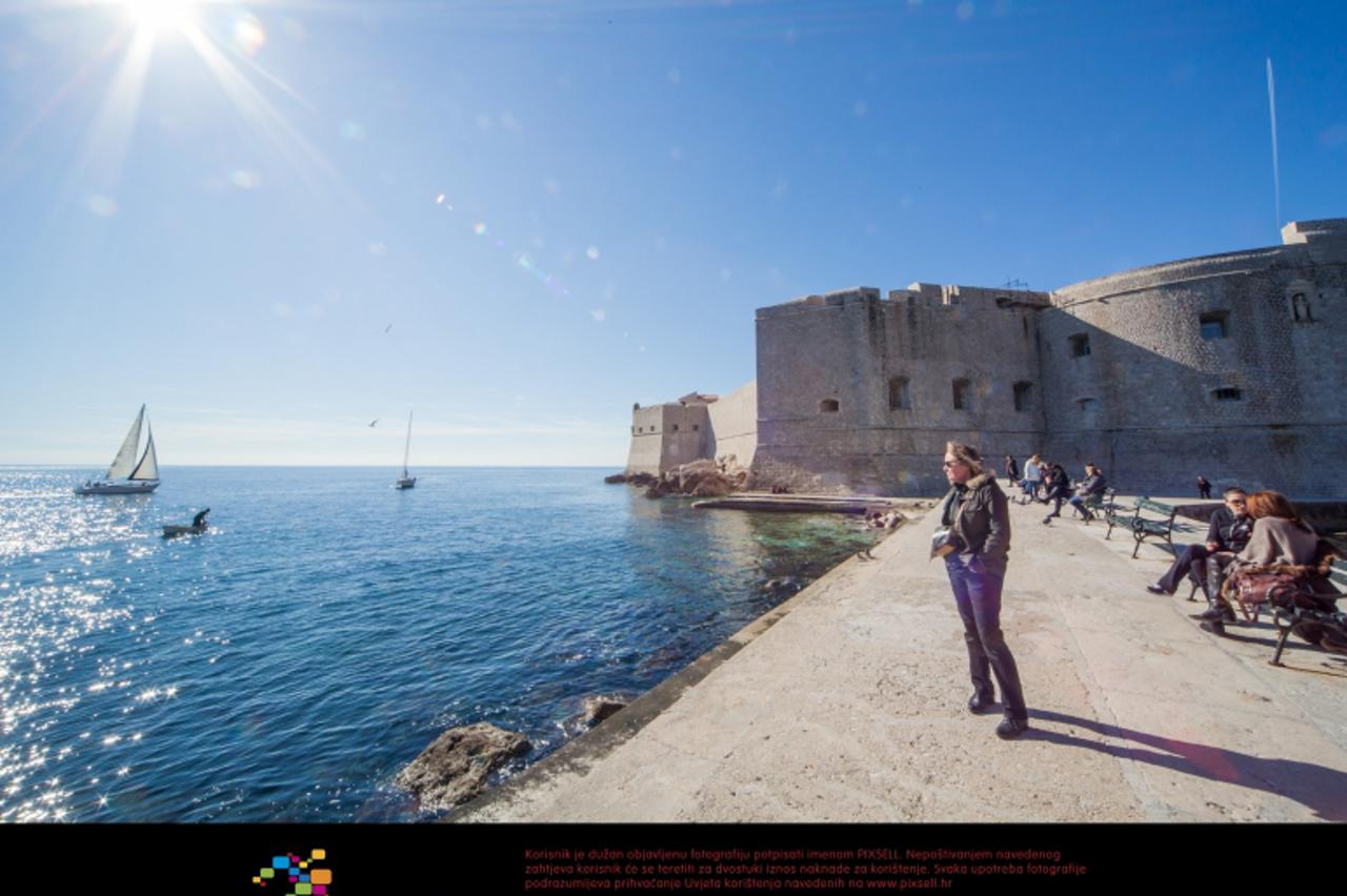 '18.02.2012., Stara gradska jezgra, Dubrovnik - Iznimno lijep, suncan i topao dan mnoge je izmamio van.  Photo: Grgo Jelavic/PIXSELL'