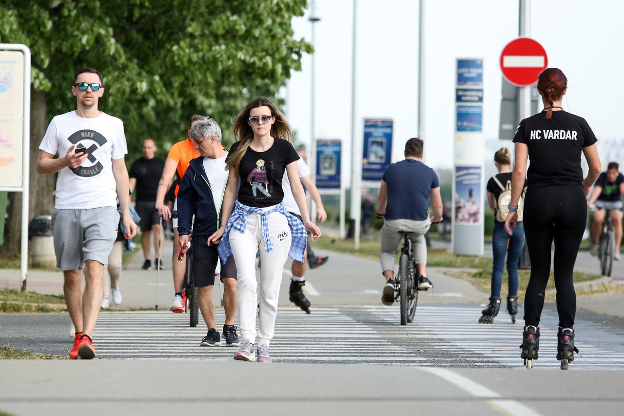 Zagreb: Sunčan dan građani iskoristili za rekreaciju na Jarunu