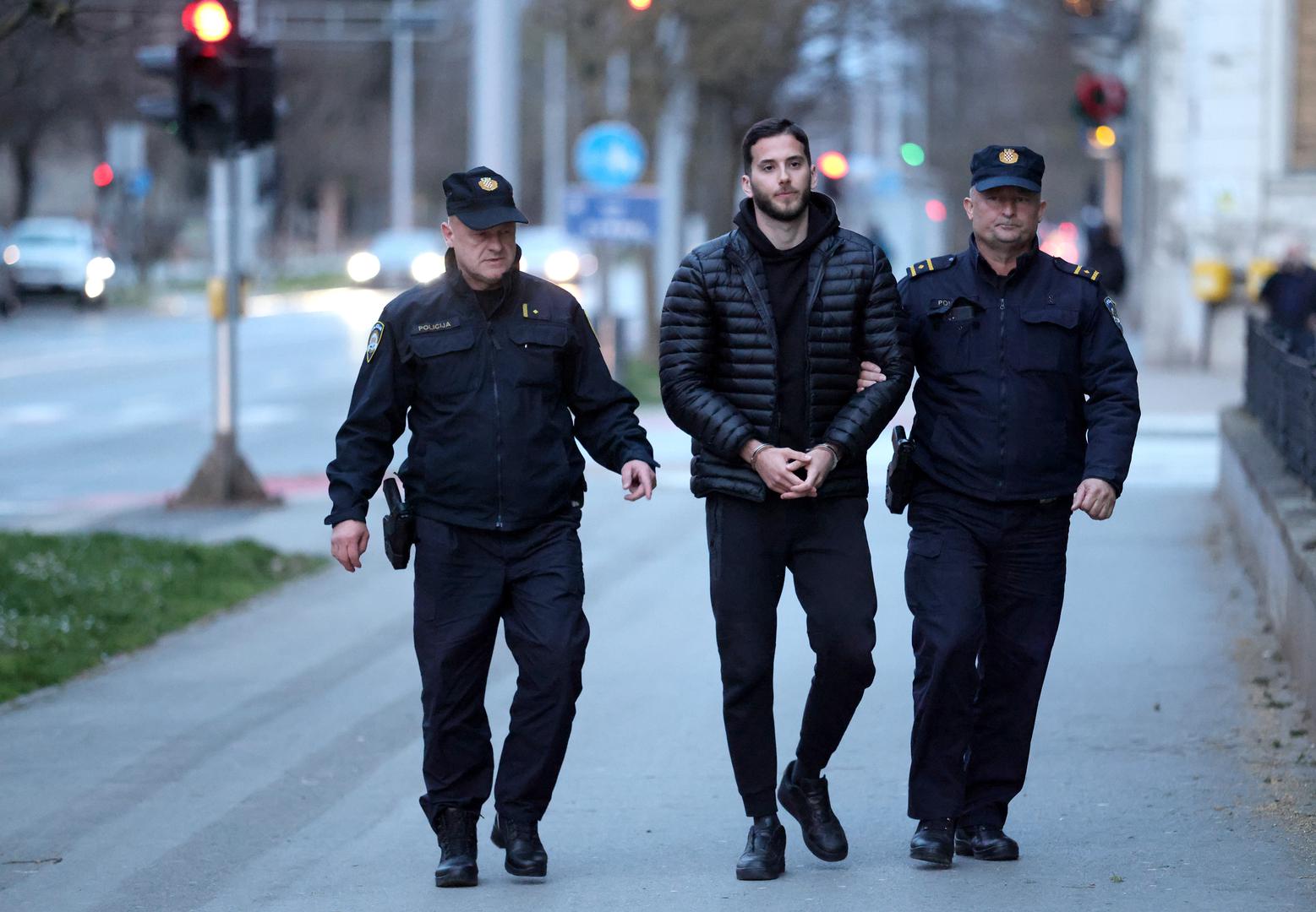 Također se sumnja da su osumnjičenici novcem stečenim nabavom i prodajom droge, financirali kupnju nekretnina i pokretnina.