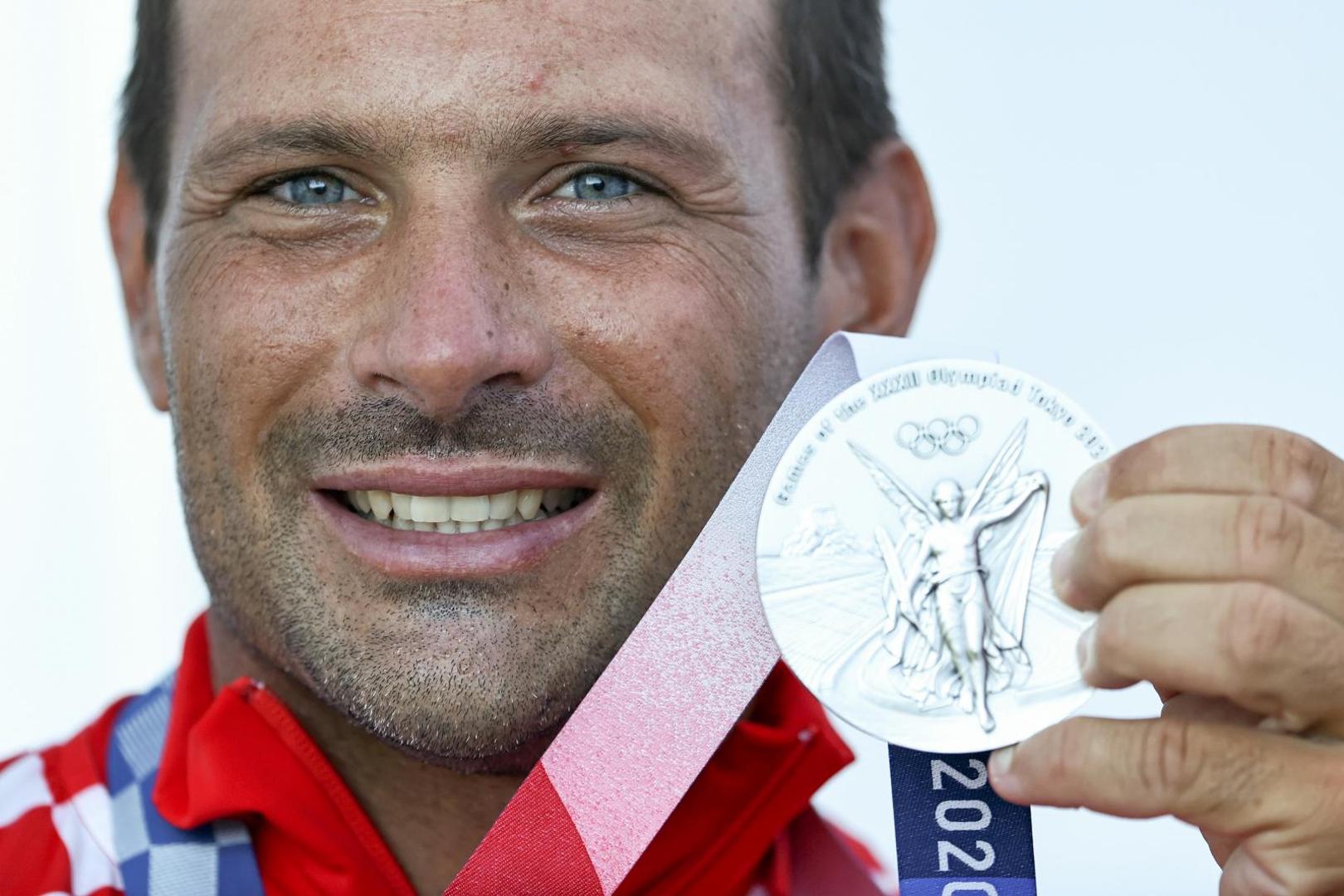 Hrvatski jedriličar Tonći Stipanović osvojio je srebrnu medalju u klasi Laser na olimpijskoj regati u Enoshimi. Zlatnu medalju osvojio je Matt Wearn iz Australije, a brončanu Matt Wearn iz Norveske