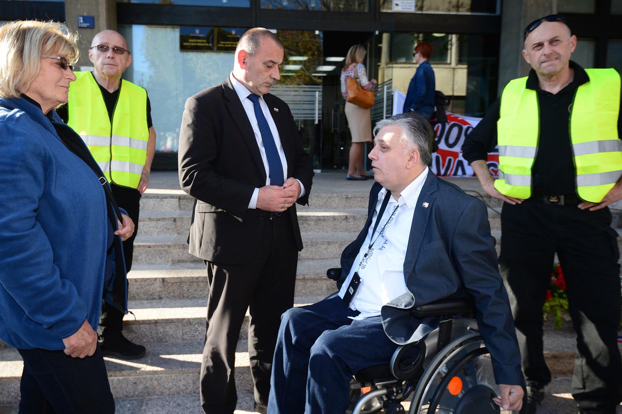 Vlada i ministar Tomo Medved proširuju prava branitelja, a to se ne sviđa Europskoj komisiji