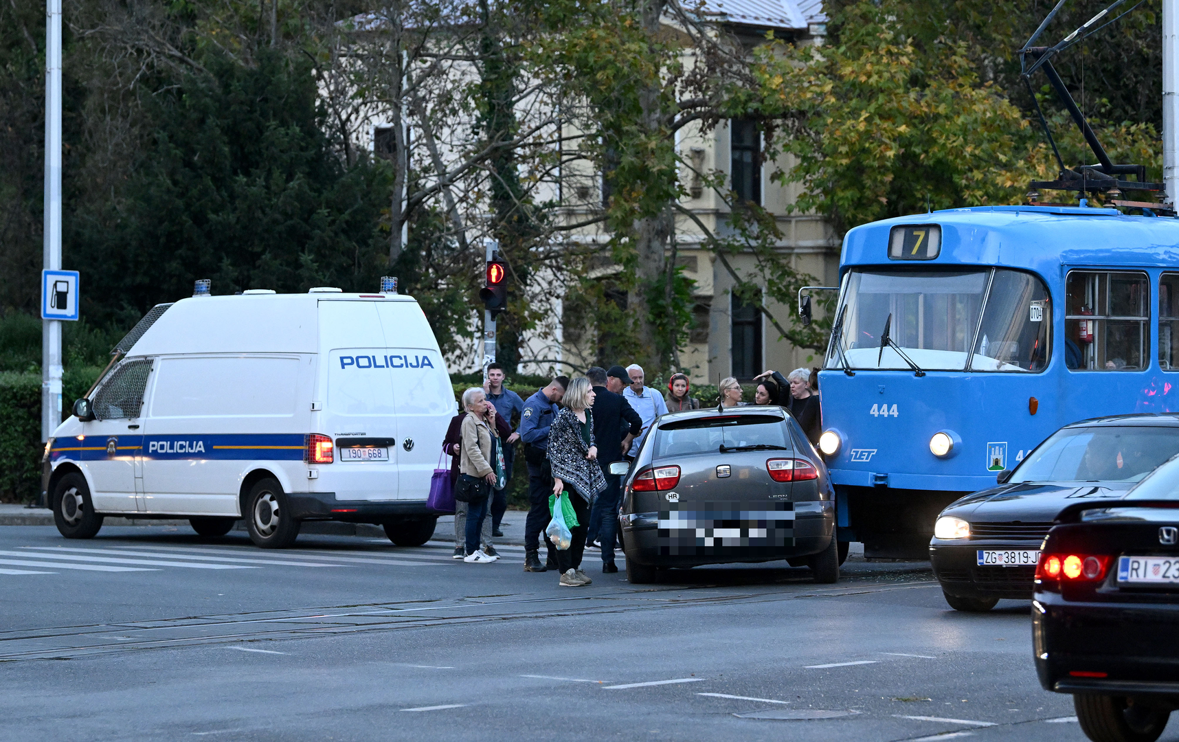 Nova nesreća tramvaja u Zagrebu. Nakon jutrošnjeg krša i loma u Dupcu, poslijepodne sudar na Maksimiru. Oko 17 sati i 50 minuta tramvaj na liniji sedam iz smjera Savskog mosta na raskrižju Maksimirske i Bukovačke ceste sudario se s osobnim automobilom.