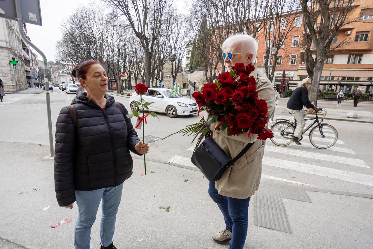 Mario Lipovšek Battifiaca Puležankama je dijelio ruže u ime radio Istre