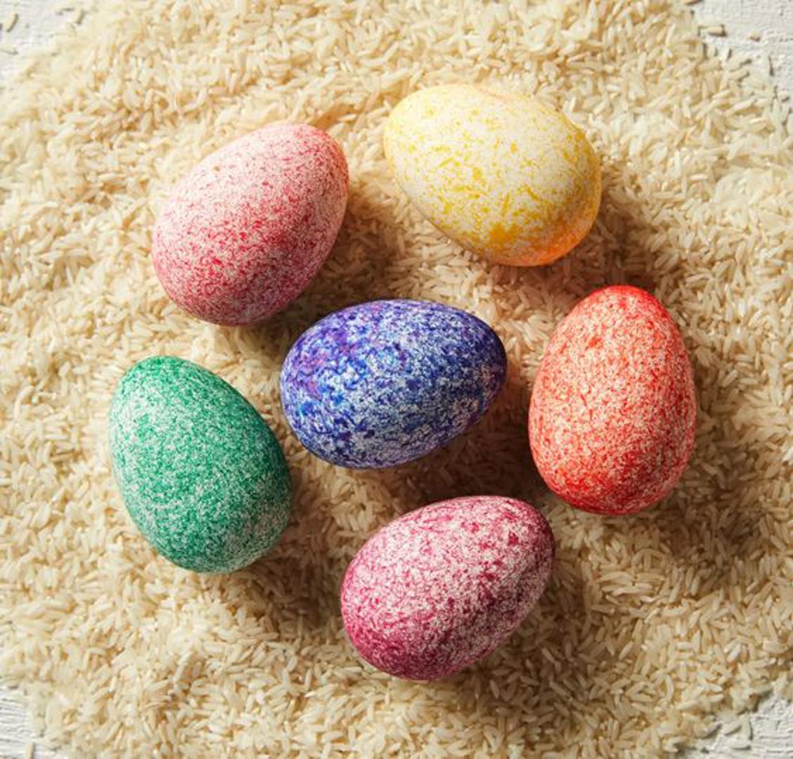 Pjegava uskršnja jaja: Još jedan projekt prilagođen djeci, ova ideja uključuje punjenje plastične vrećice sa zatvaračem nekuhanom rižom, bojom za hranu i tvrdo kuhanim jajima. Nakon toga ćete sve miksati dok ne budete zadovoljni točkastim izgledom — volimo kako svako jaje ispada malo drugačije.