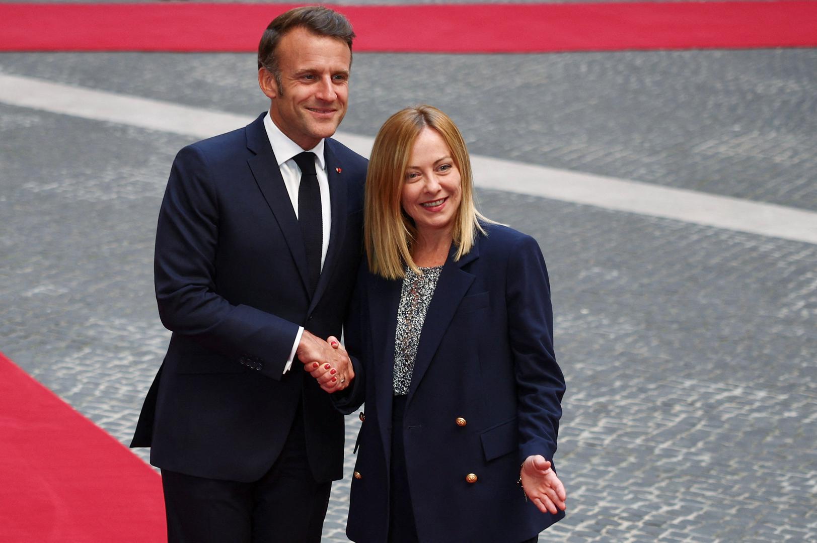 Macron je nedavno punio medijske stupce nakon što su snimke Macrona i njegove supruge Brigitte, u kojoj mu ona rukama gura lice dospjele u javnost. To je izazvalo lavinu reakcija.