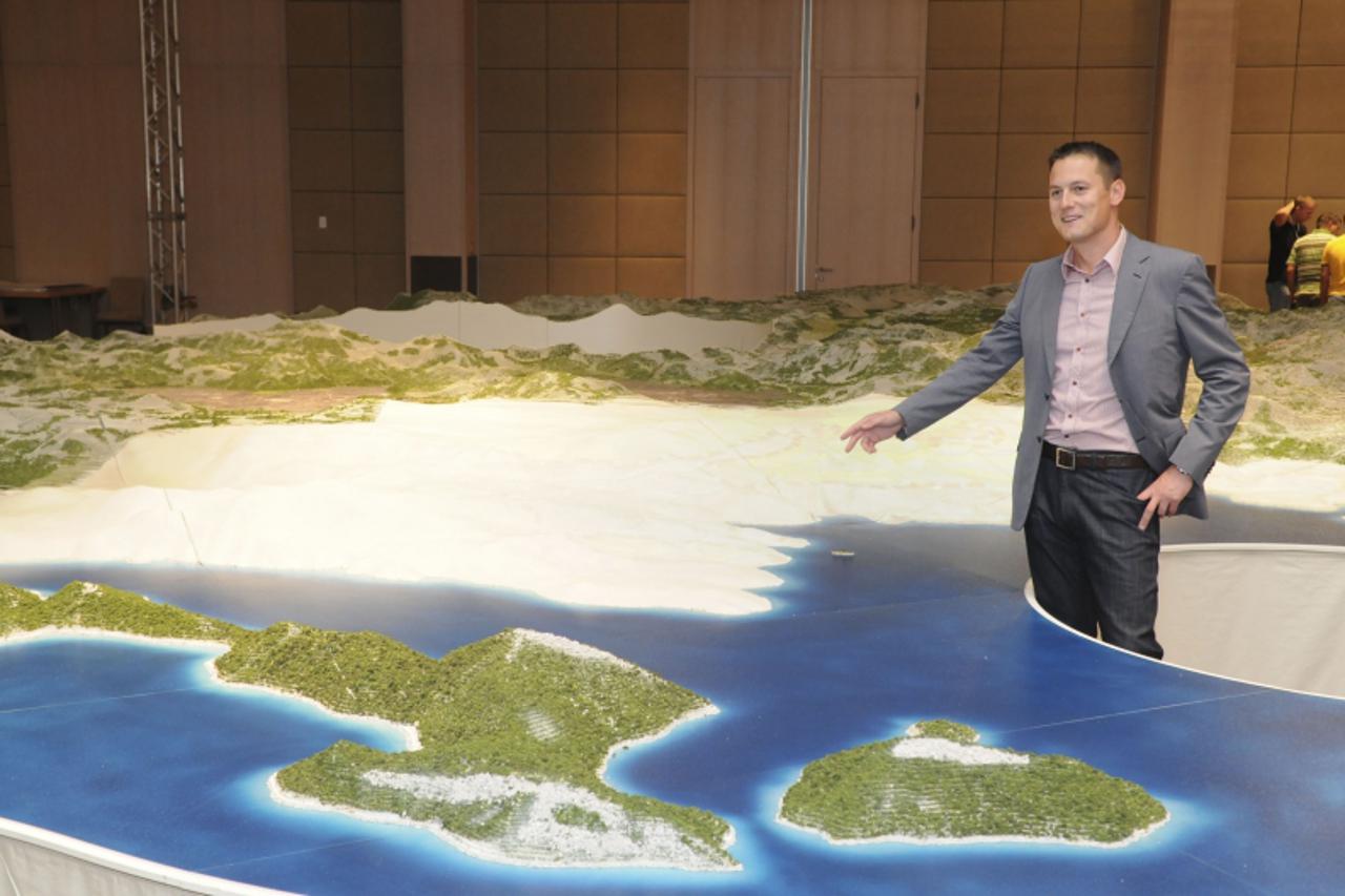 'dal-03.05.2010,dubrovnik vicenco blagaic s maketom projekta sestrice Photo: Zvonimir Pandza/VLM'