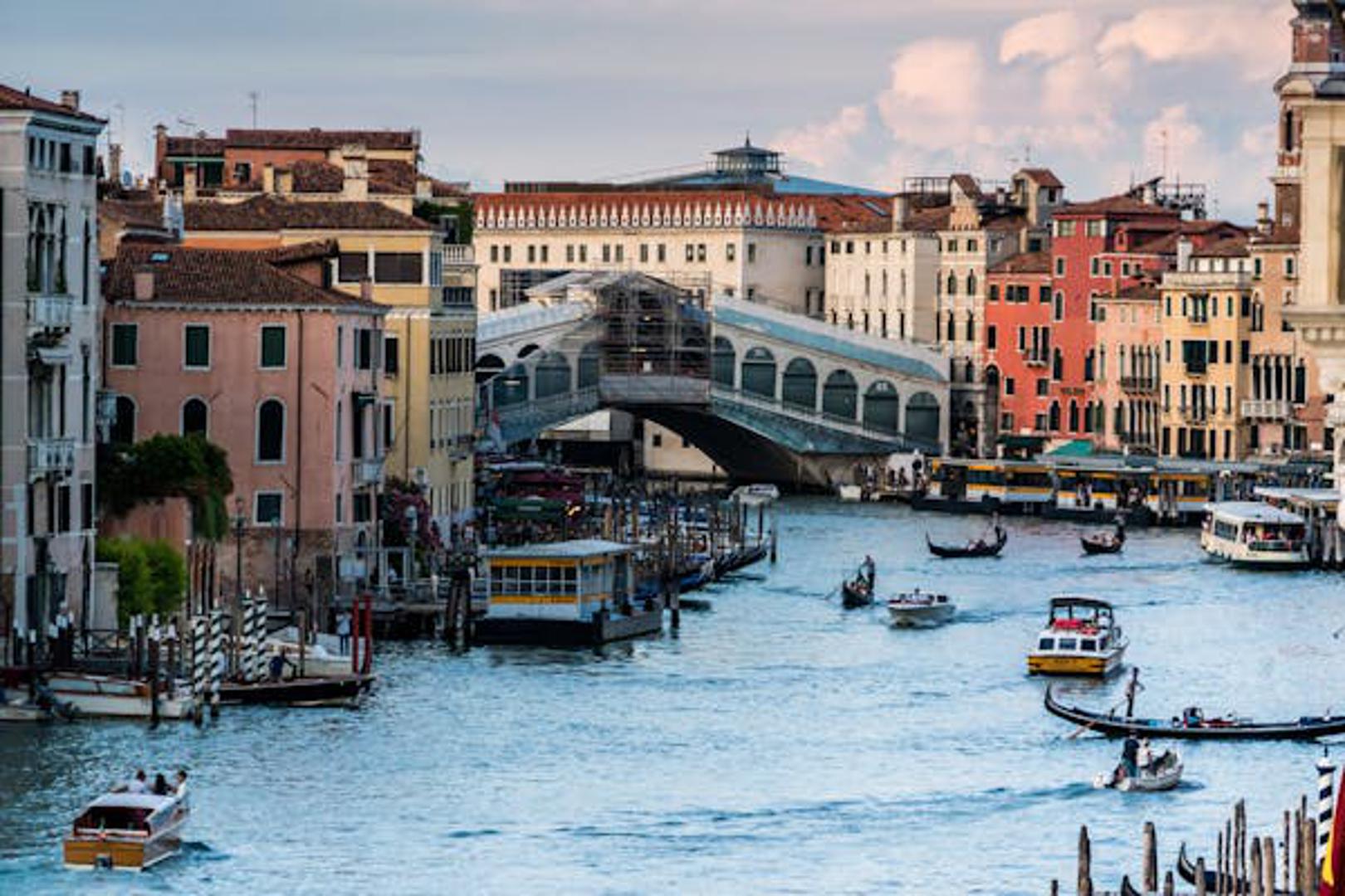 S oko 15 milijuna posjetitelja godišnje, Venecija je jedna je od najposjećenijih turističkih destinacija na svijetu.