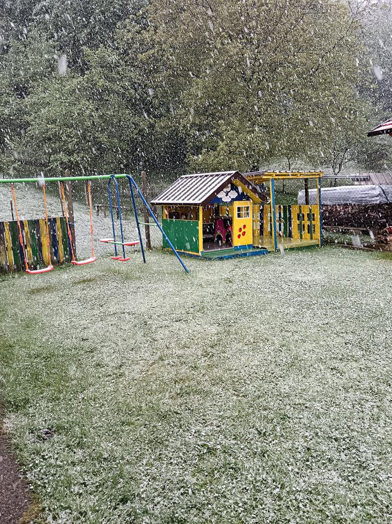 Državni hidrometeorološki zavod objavio je ranije upozorenje u kojem su upozorili na pad temperature i promjenu vremena. 

