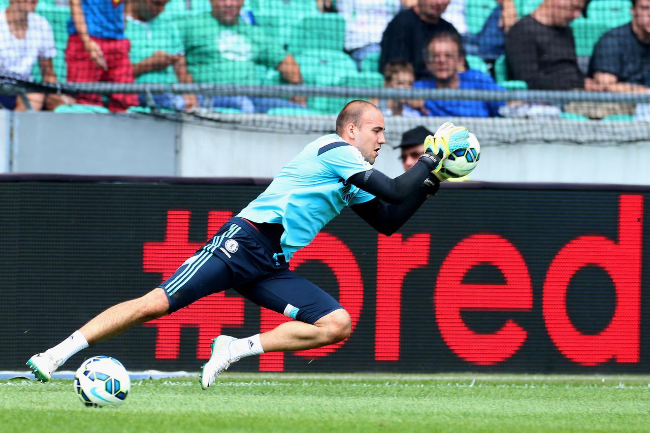 Ljubljana: Matej Dela? na zagrijavanju prije utakmice NK Olimpija - FC Chelsea