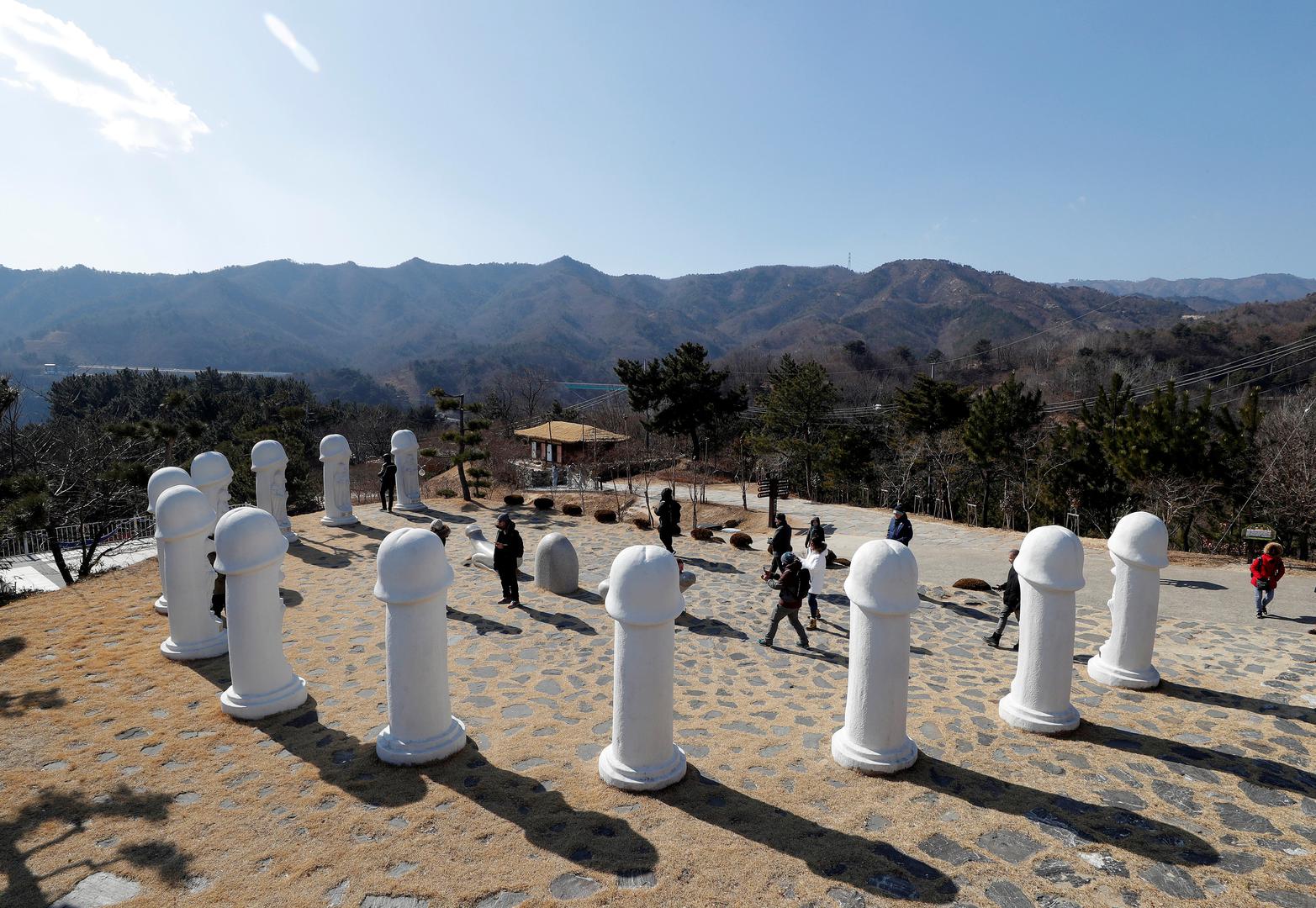 Jedna od njih je Haeshindang Park, odnosno 'Park penisa', udaljen sat vremena vožnje od Pjongčanga u kojem se nalaze gigantske skulpture muških spolnih organa izrađenih od drveta, kamena i plastike.
