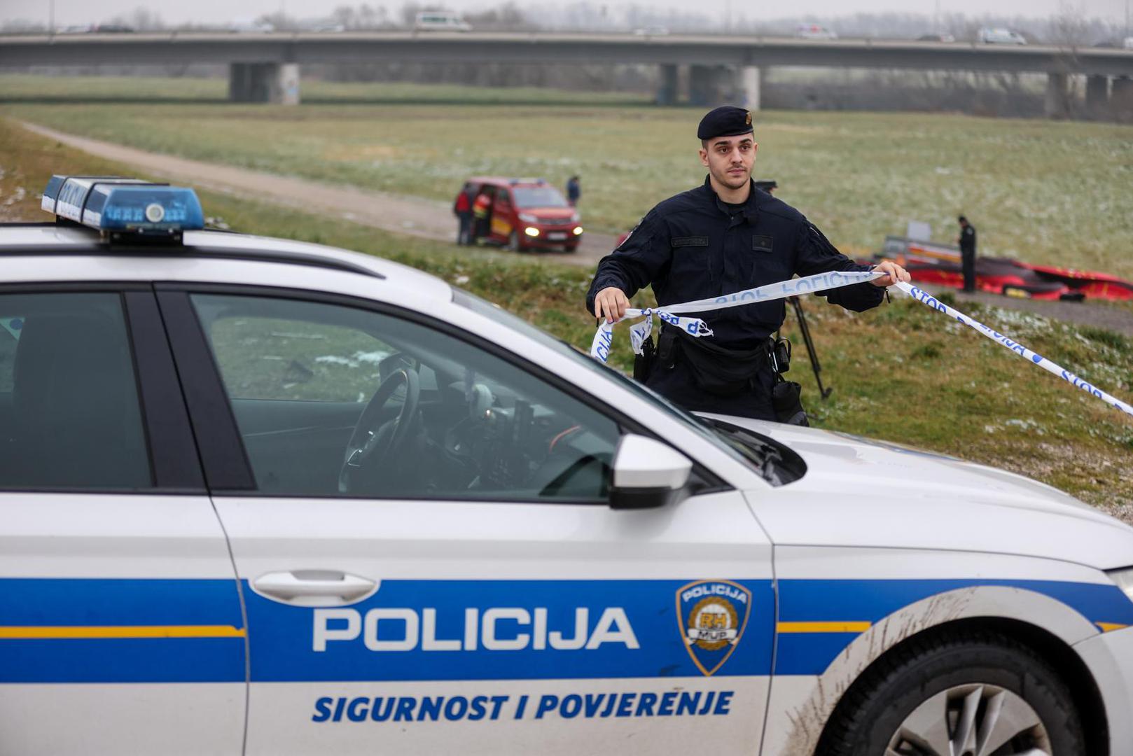 16.01.2025., Zagreb - Vatrogasci uz rijeku Savu gdje se pripremaju za nastavak potraga ze nestalim dijetetom u rijeci. Photo: Igor Kralj/PIXSELL