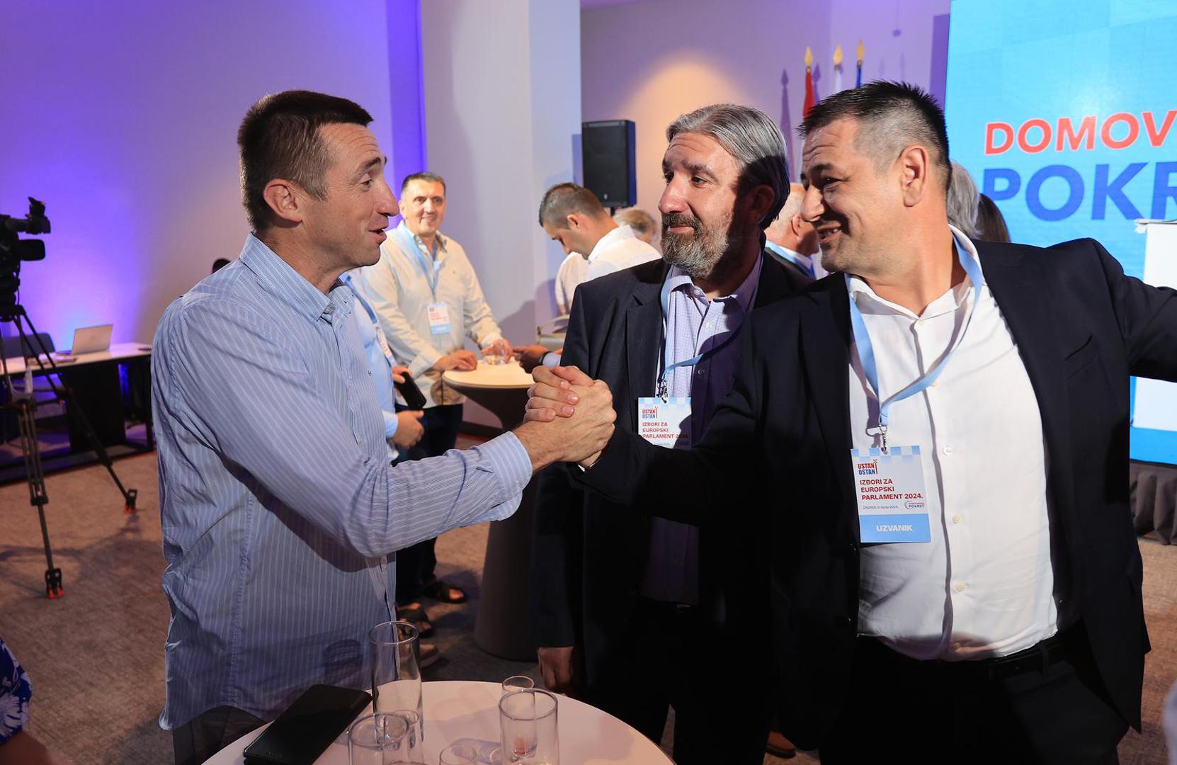 Na fotografijama se vidi kako u padali i srdačni zagrljaji i oduševljena rukovanja