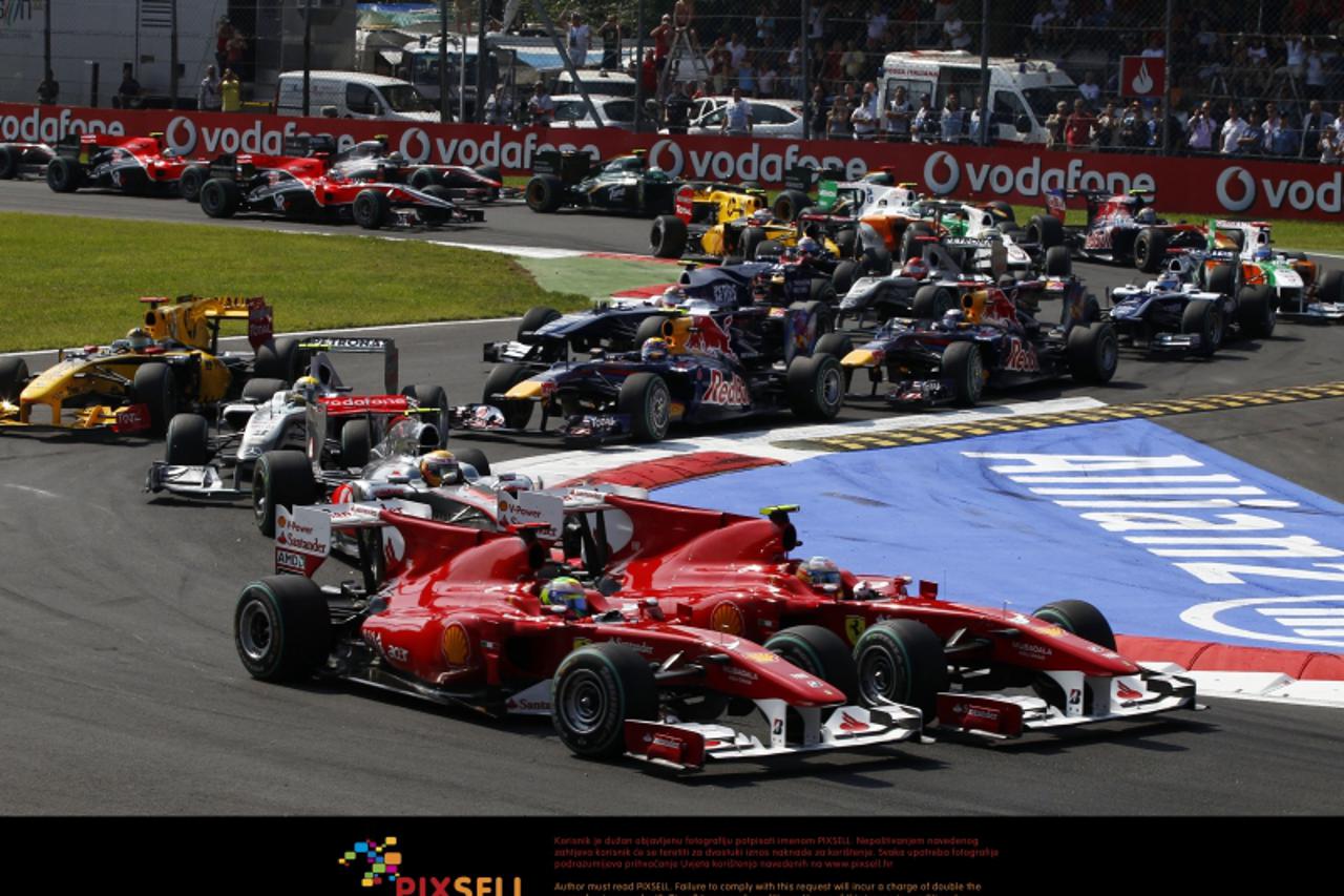 'Motorsports / Formula 1: World Championship 2010, GP of Italy,  start, mass, Masse, Menge, 07 Felipe Massa (BRA, Scuderia Ferrari Marlboro),  08 Fernando Alonso (ESP, Scuderia Ferrari Marlboro),null'