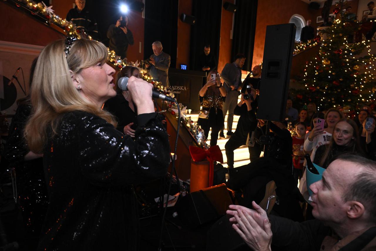 Zagreb: Novi Fosili održali blagdanski koncert u Gradskoj kavani