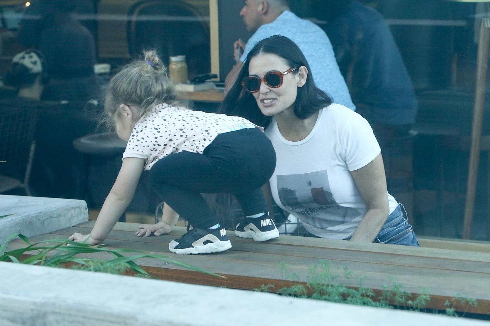  Nakon toga su se zajedno igrale ispred restorana u kojem su ručale. 