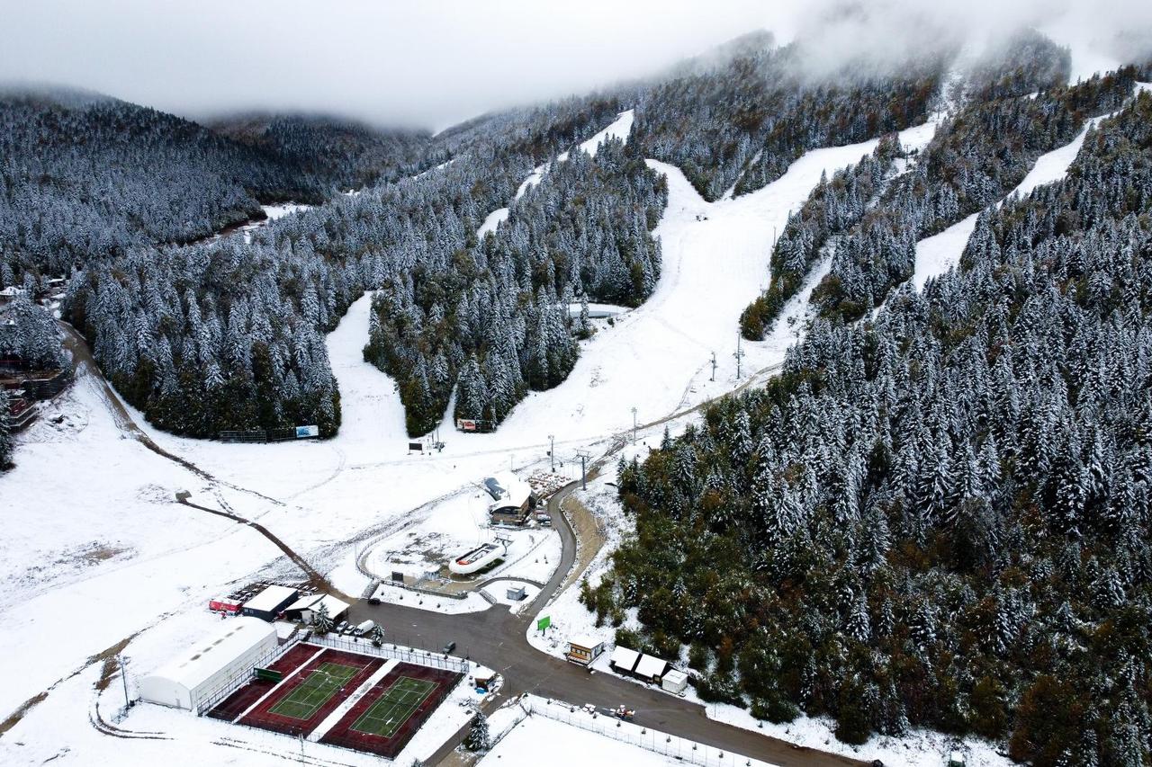 Snijeg prekrio obronke Bjelašnice u Bosni i Hercegovini