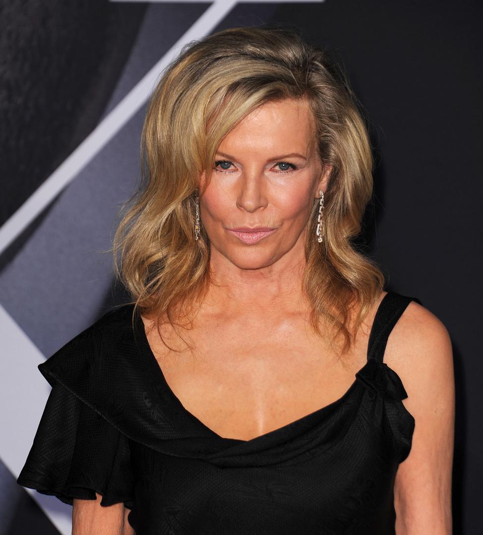 Kim Basinger još je jedna glumačka zvijezda kojoj nije poznat pojam štednje. U vrijeme najveće slave zarađivala je milijune pa je tako odlučila kupiti i  gradić s 500 stanovnika i to je platila 20 milijuna dolara. Kasnije ju je kompanija Main Line Pictures tužila zbog kršenja ugovora tijekom snimanja filma "Boxing Helene" i nakon toga je glumica proglasila bankrot. 