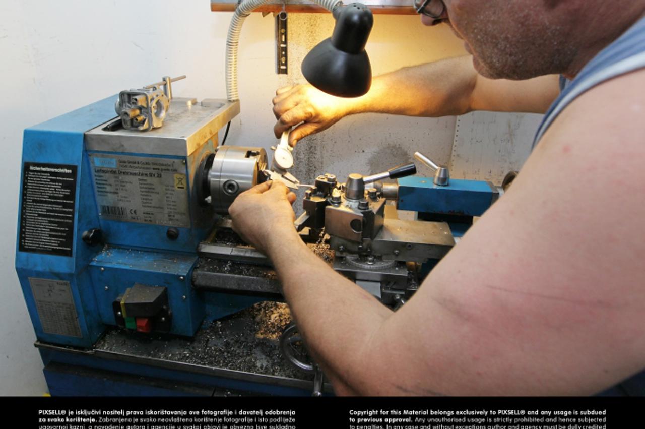 '20.07.2012., Koprivnica - Popravljanje osobnih automobila u jednoj od koprivnickih automehanicarskih radionica, ilustracije. Photo: Marijan Susenj/PIXSELL'