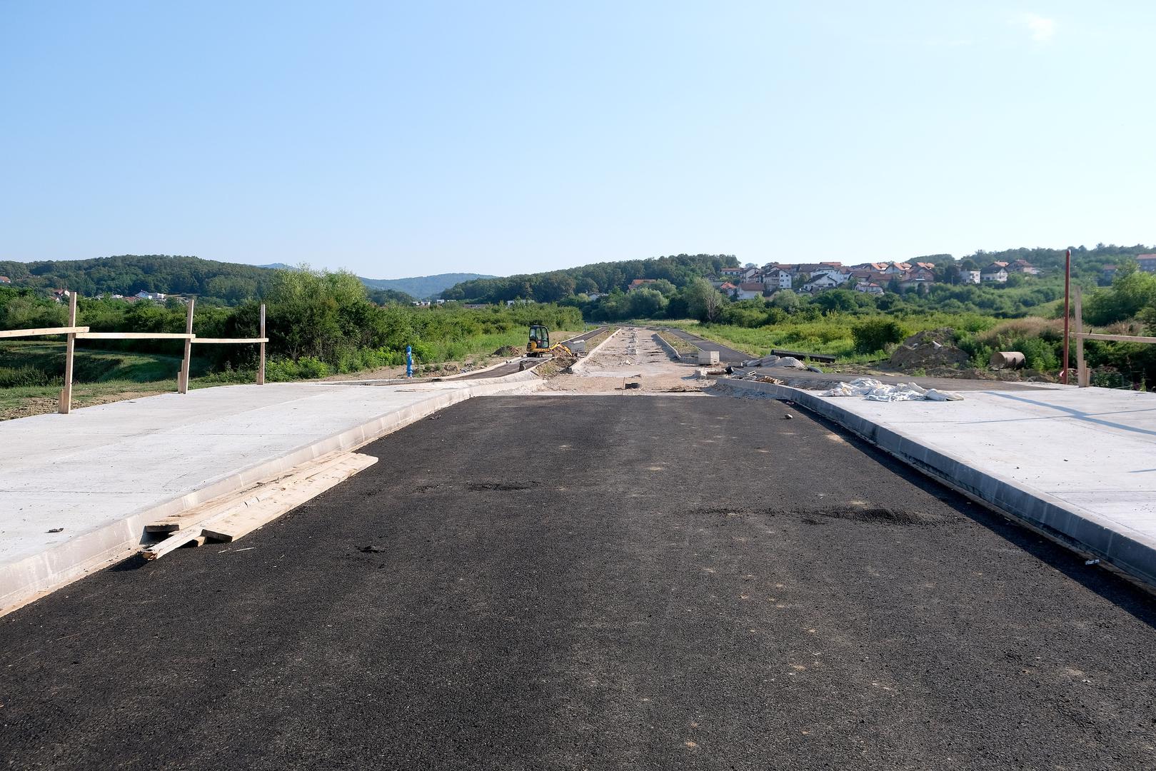 Podsjetimo, Tomašević je u lipnju prošle godine prilikom obilaska gradilišta najavio da će nova prometnica, duga nešto više od 800 metara, biti završena za godinu dana. 