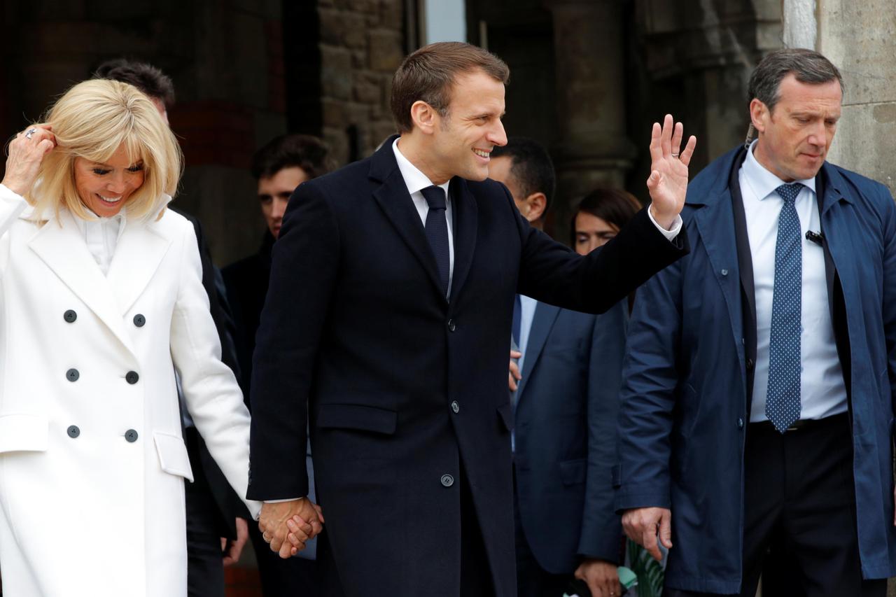 Emmanuel Macron sa suprugom