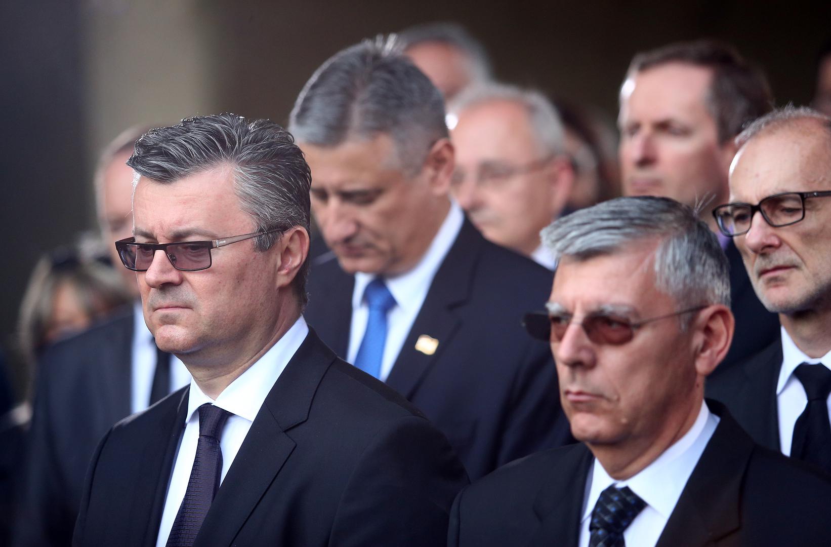 Istoga dana u Banskim dvorima održana je primopredaja vlasti, a Orešković je Plenkoviću predao izvješće o radu svoje Vlade. 