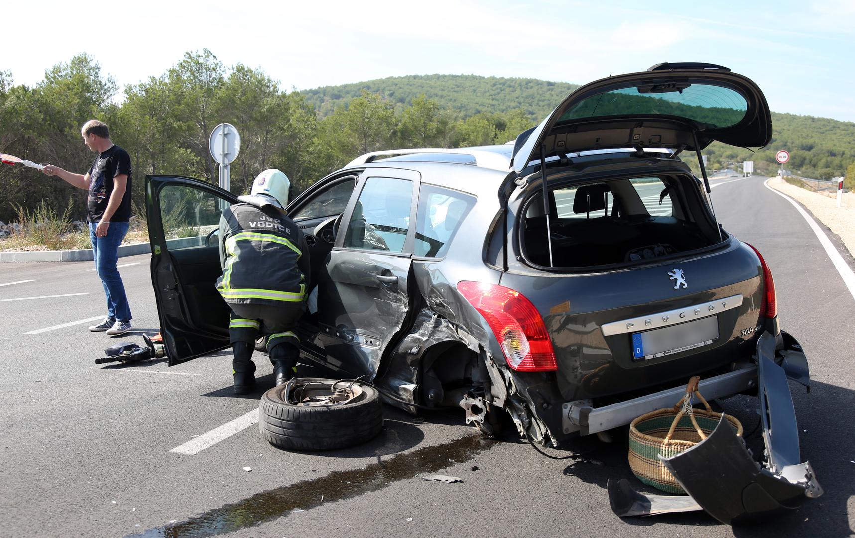 U nesreći, koja se dogodila u pravcu Pirovca, ozlijeđeno je više osoba.
