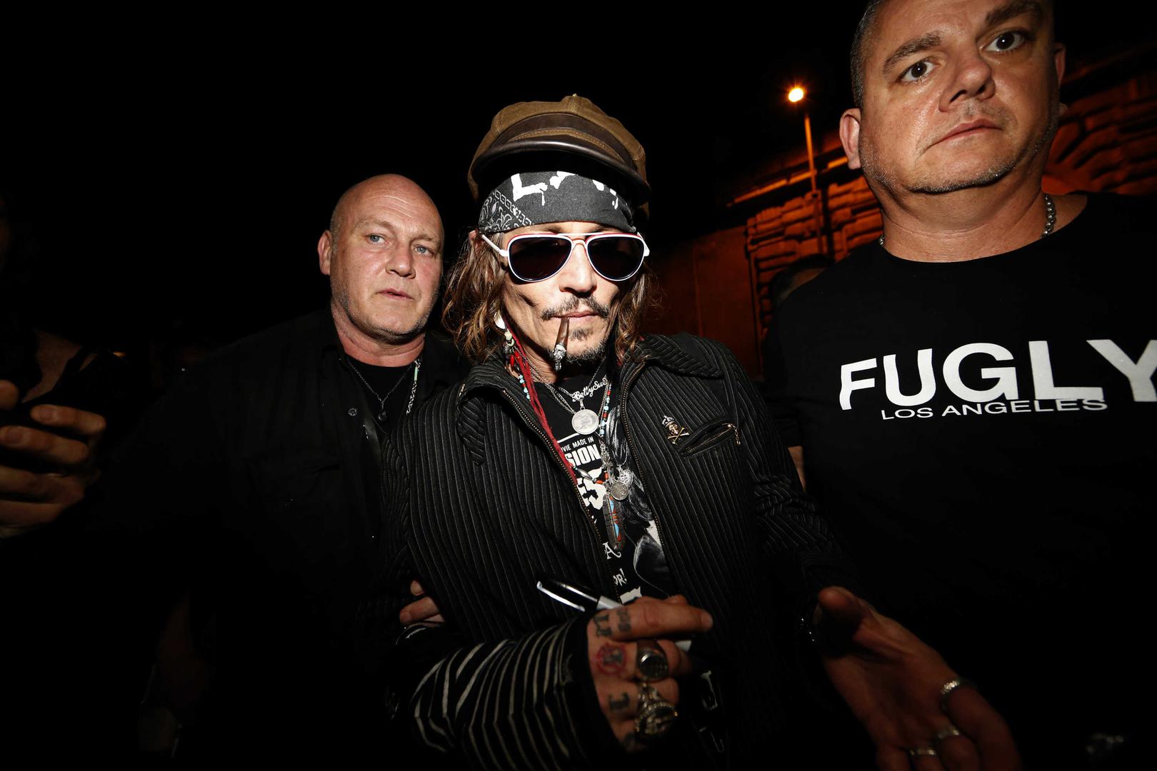 Johnny Depp snimljen je u Rimu dok je u pratnji tjelohranitelja ulazio u hotel i na fotkama opet izgleda jako loše.