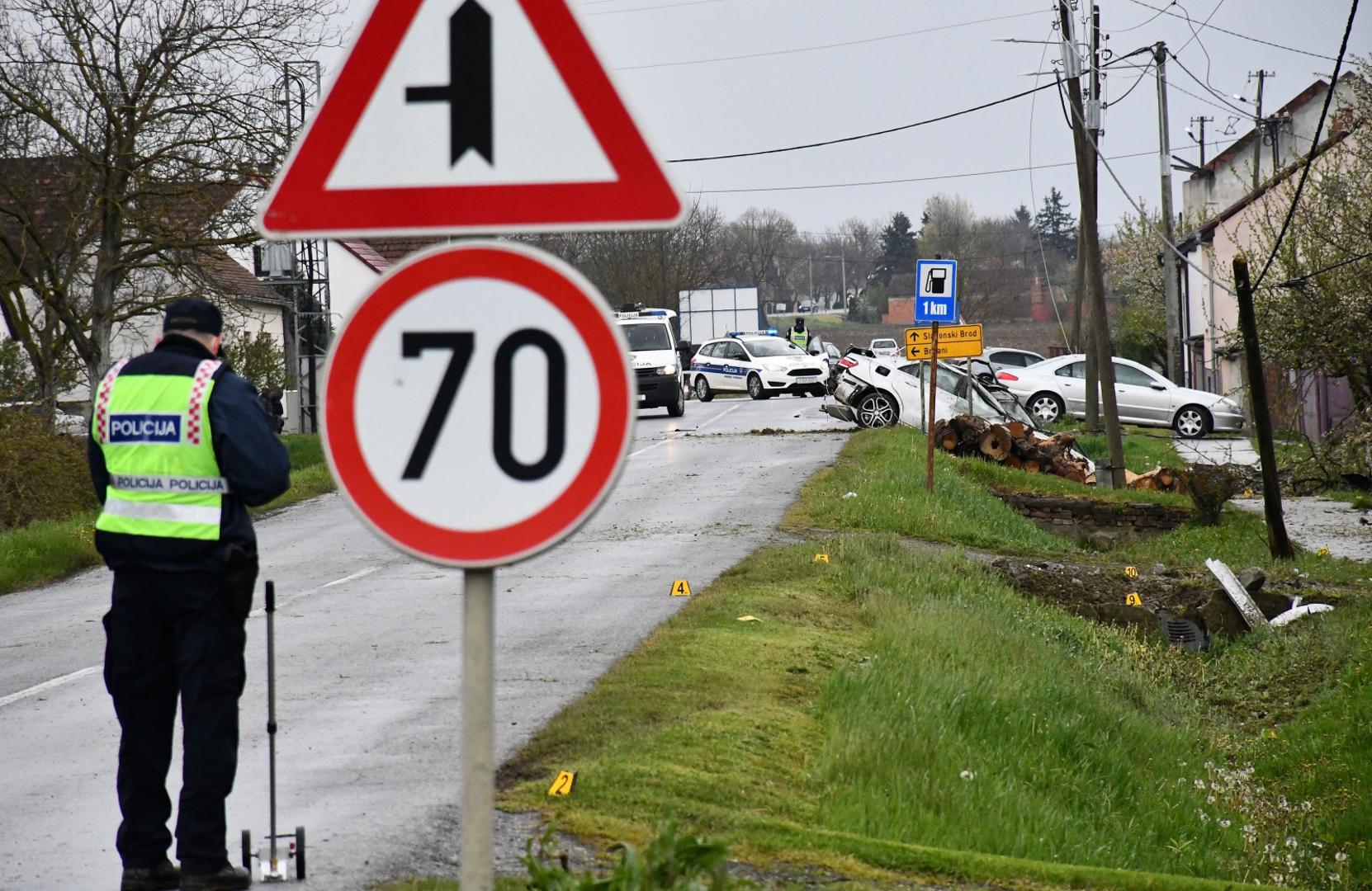 18.04.2021., Zapolje - U Zapolju kod Nove Gradiske vozac (31) mercedesa zbog neprilagodjene brzine izgubio je nadzor nad vozilom i pri velikoj brzini sletio s ceste u odvodni kanal, udario u betonski kolni ulaz, potom pokosio drvenu banderu i  ogradu obiteljske kuce. Poginuo je na licu mjesta. Photo: Ivica Galovic/PIXSELL