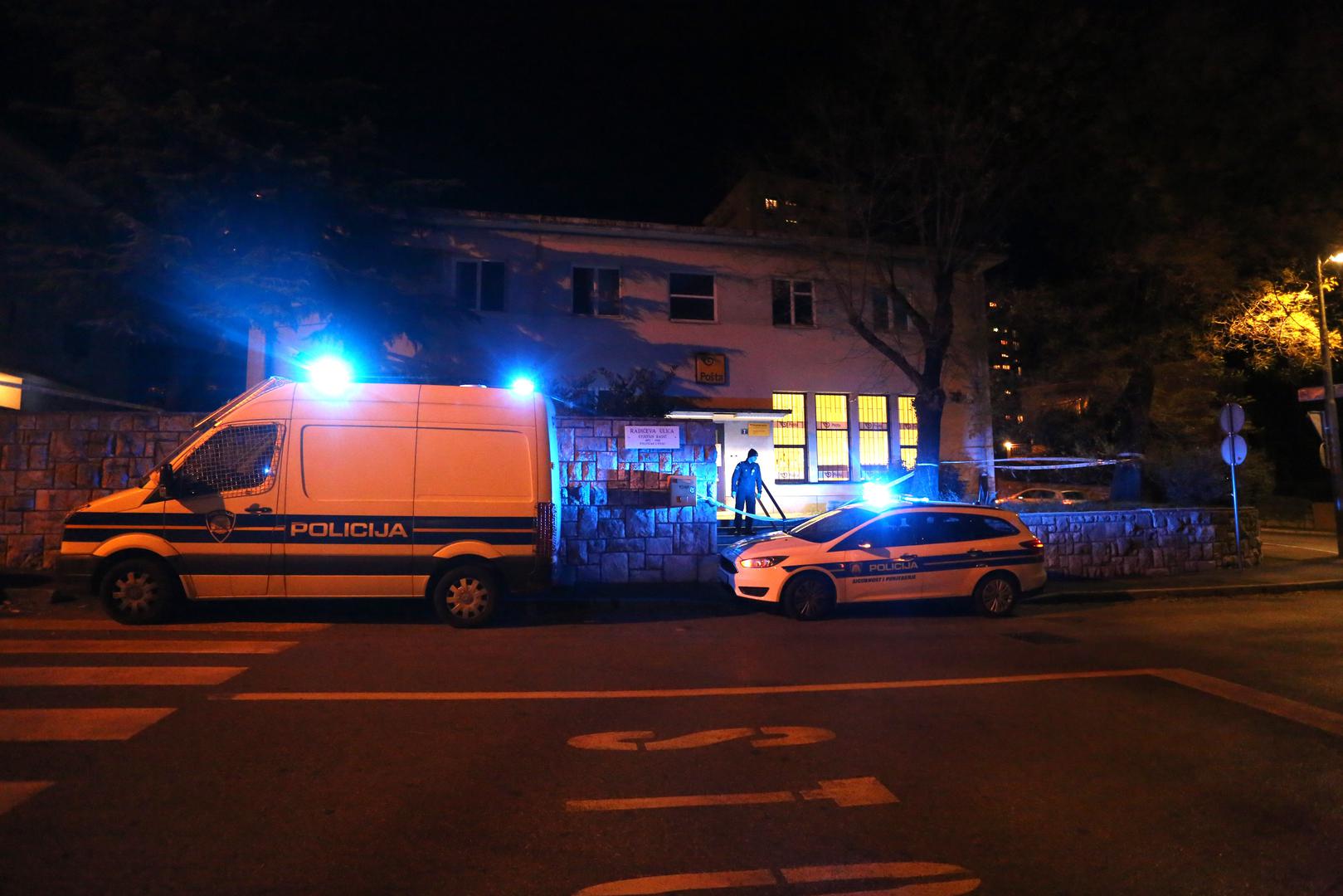 Prepad se dogodio oko 19.20 sati kada je osoba uz prijetnju oružjem opljačkala poslovnicu.