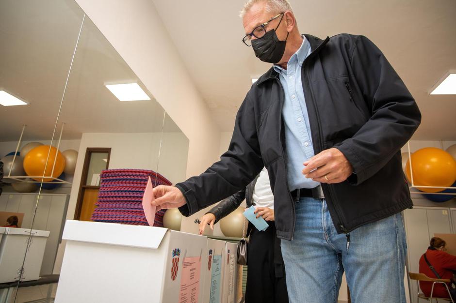 Split, 16.05.2021 - Ranko Ostojic sa suprugom Anom pristupio glasovanju