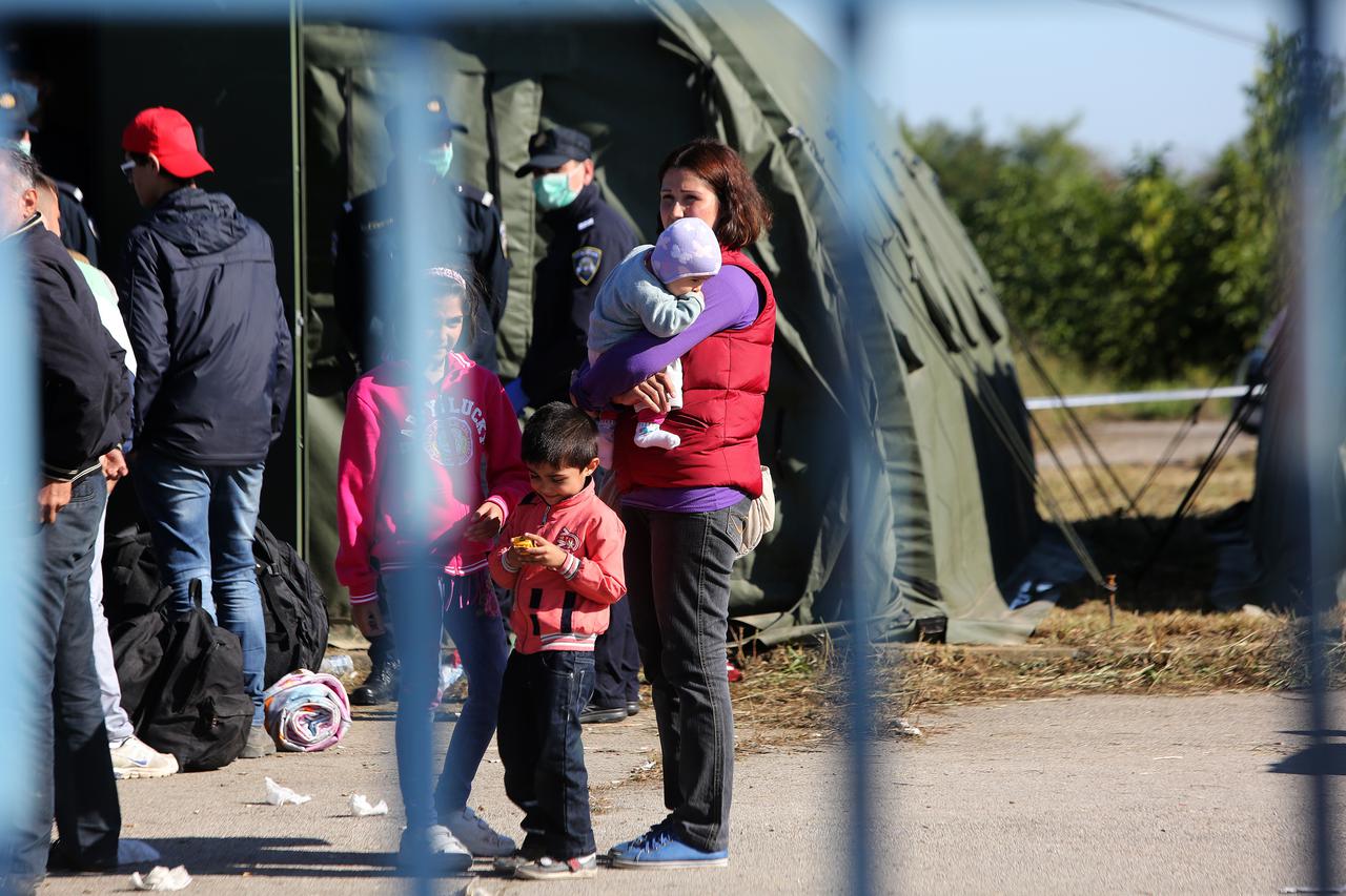 21.09.2015., Opatovac - Prihvatni centar za izbjeglice u selu Opatovac. Svakih nekoliko trenutaka dolaze autobusi s granicnog prijelaza Tovarnik s izbjeglicama gdje ih se registrira i odvozi na granicu s Madjarskom