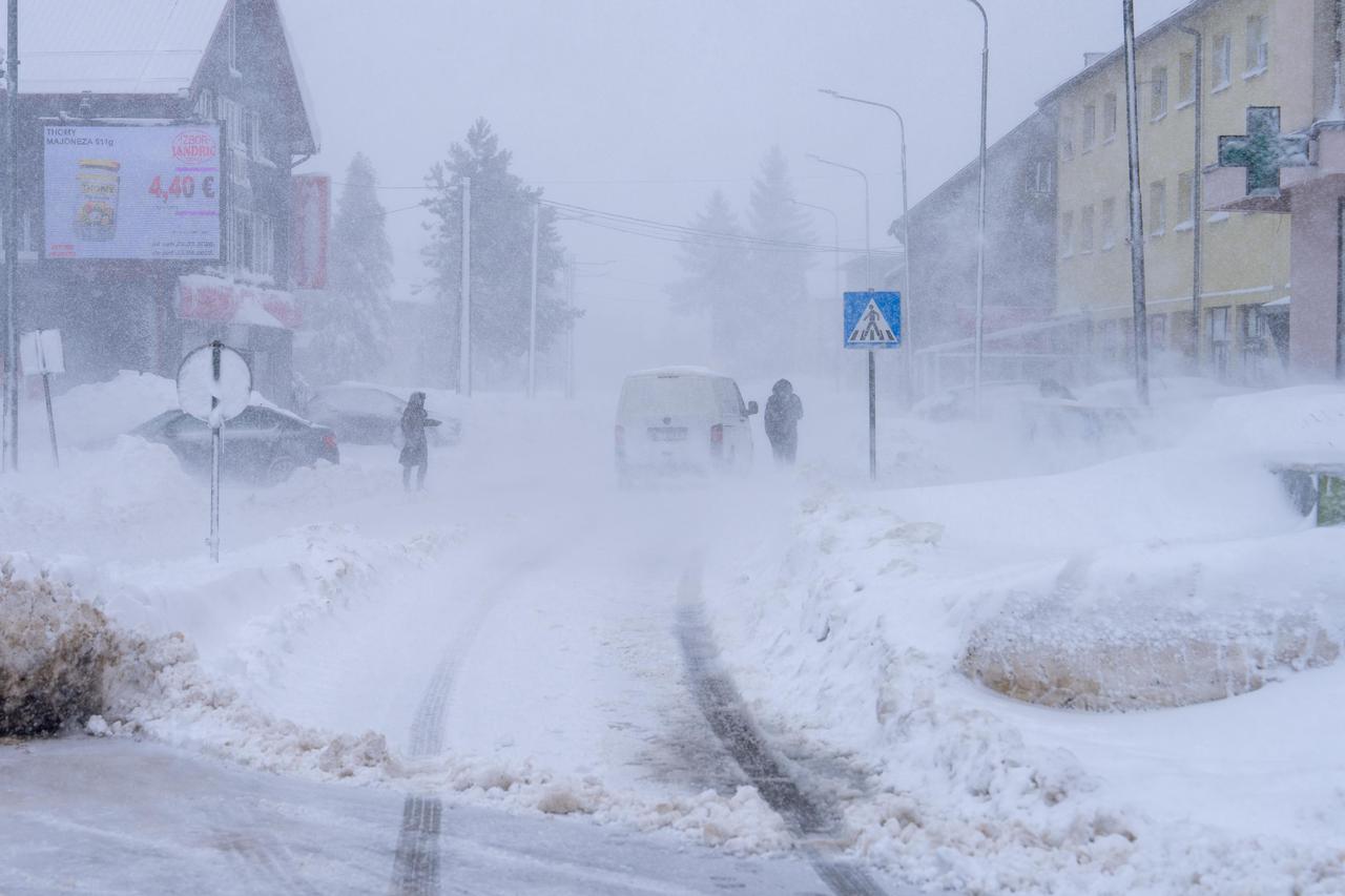 Korenica: Jako snježno nevrijeme stvorilo velike probleme u prometu