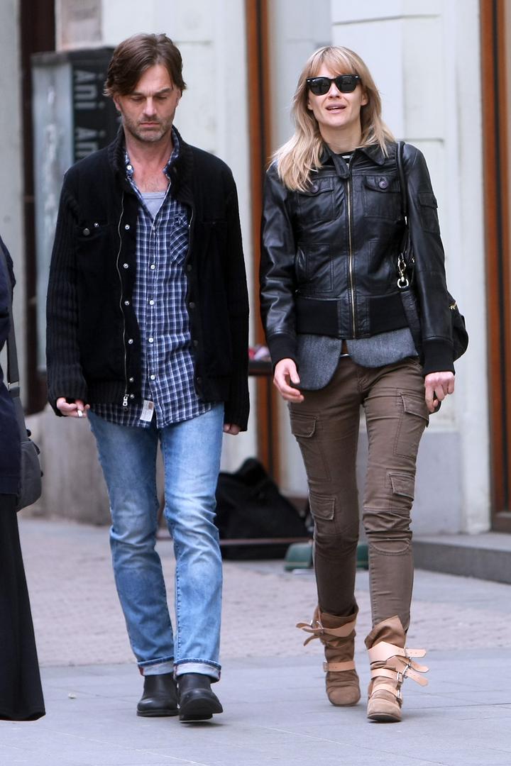 Iako je njihova odluka o brzom vjenčanju mnoge iznenadila, pokazala se kao pun pogodak - par je danas sretniji nego ikad. Glumica je za najnoviju prigodu odabrala sofisticiran styling, a posebno je oduševila prirodnim izgledom s minimalnom šminkom.