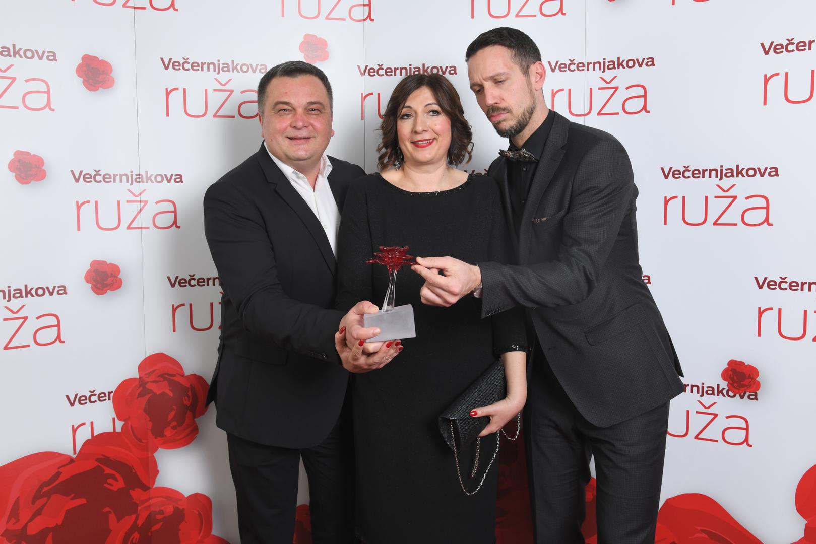 Producentica večernjakove ruže Mirjana Žižić u društvu Duška Ćurlića i Ivana Vukušića
